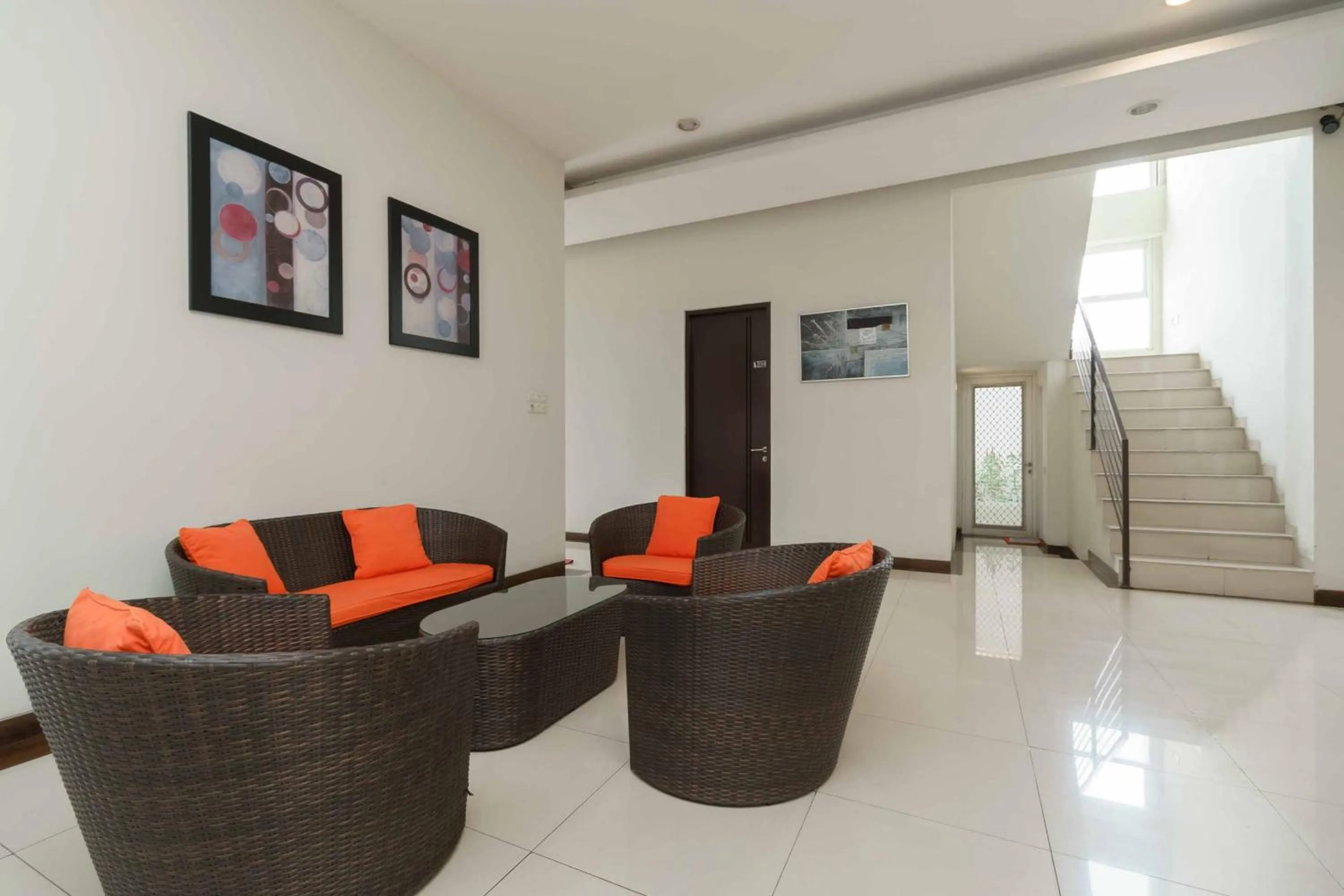 Seating area in Avalon Karawaci Mitra RedDoorz