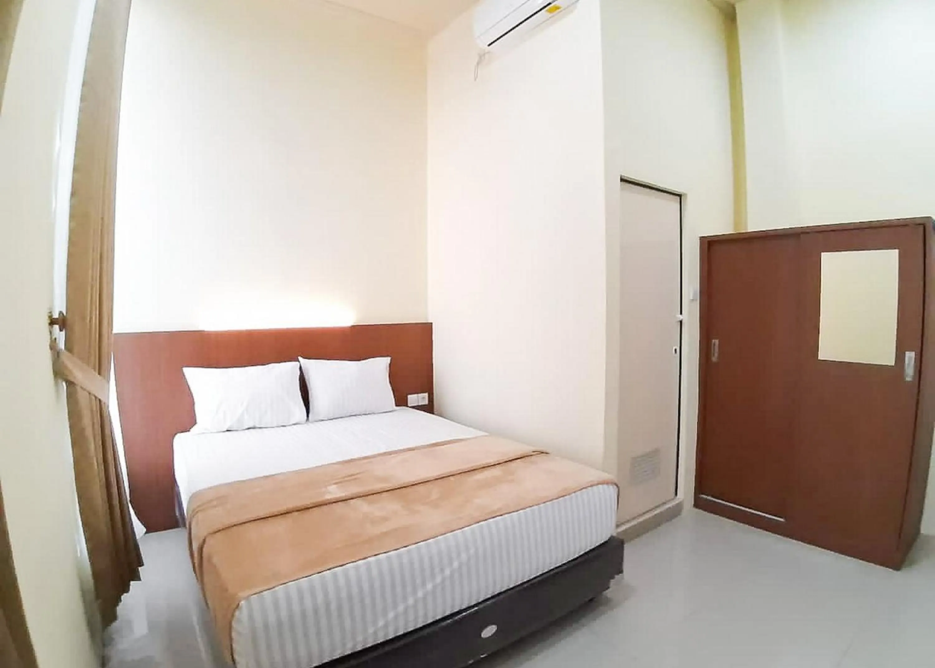 Bed in RedDoorz Syariah near Transmart Jambi 2