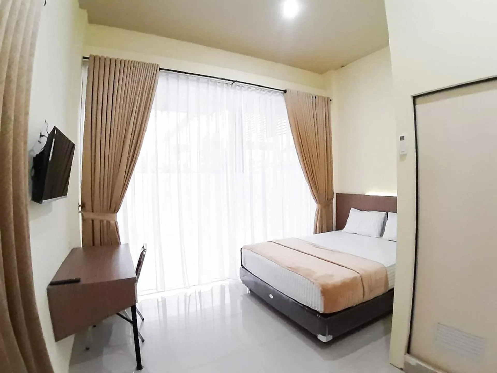 Bed in RedDoorz Syariah near Transmart Jambi 2