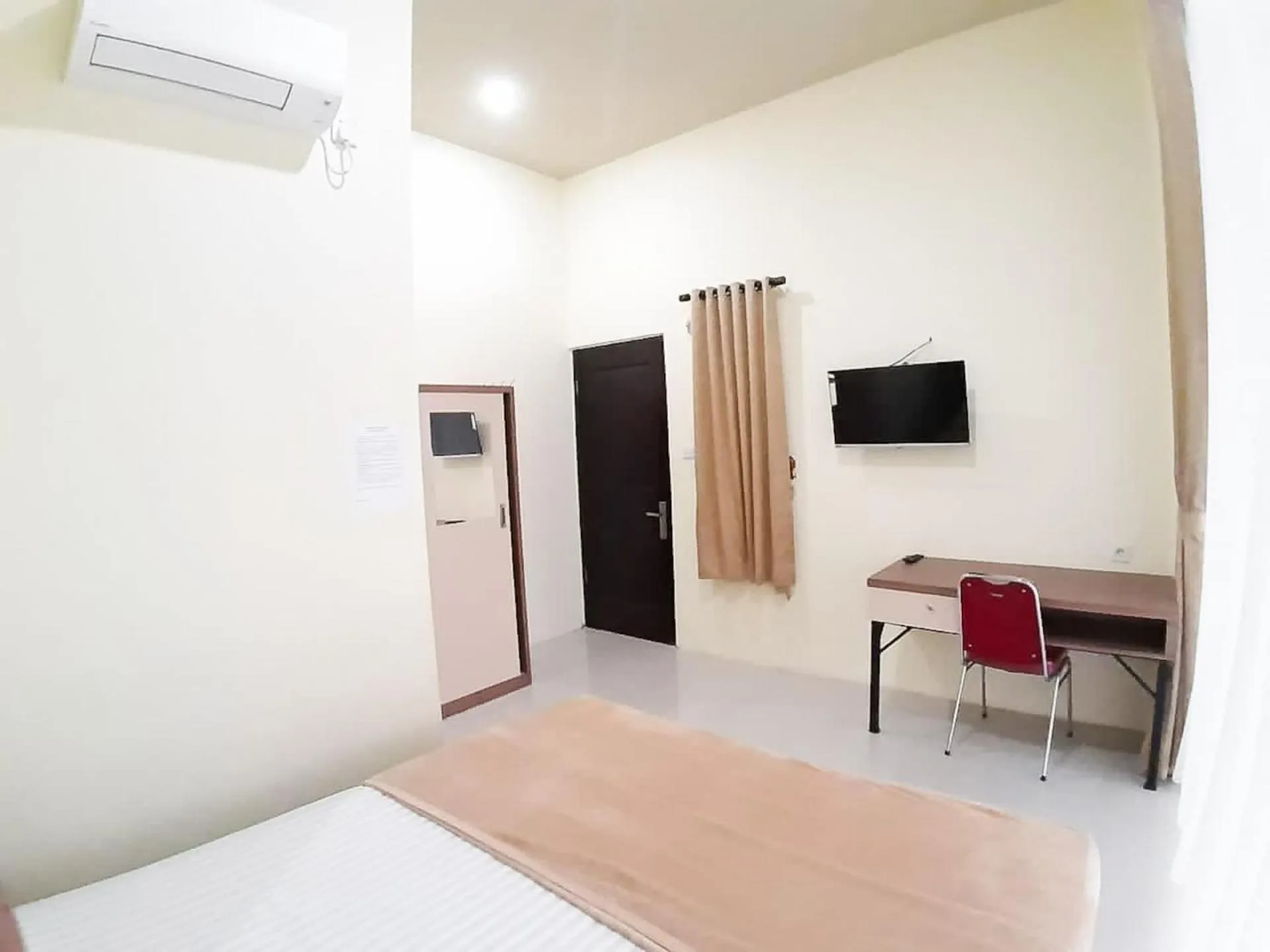 Bed in RedDoorz Syariah near Transmart Jambi 2