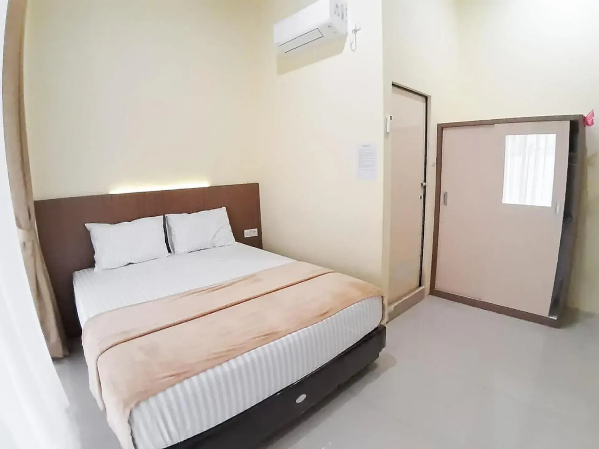 Bed in RedDoorz Syariah near Transmart Jambi 2 Bed in RedDoorz Syariah near Transmart Jambi 2