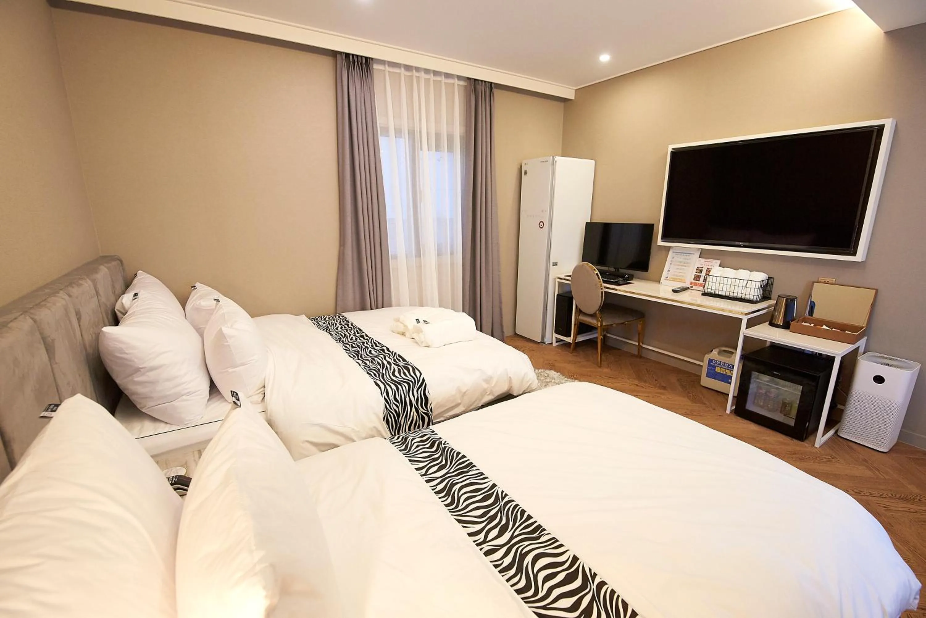 Communal lounge/ TV room, Bed in Denbasta Hotel
