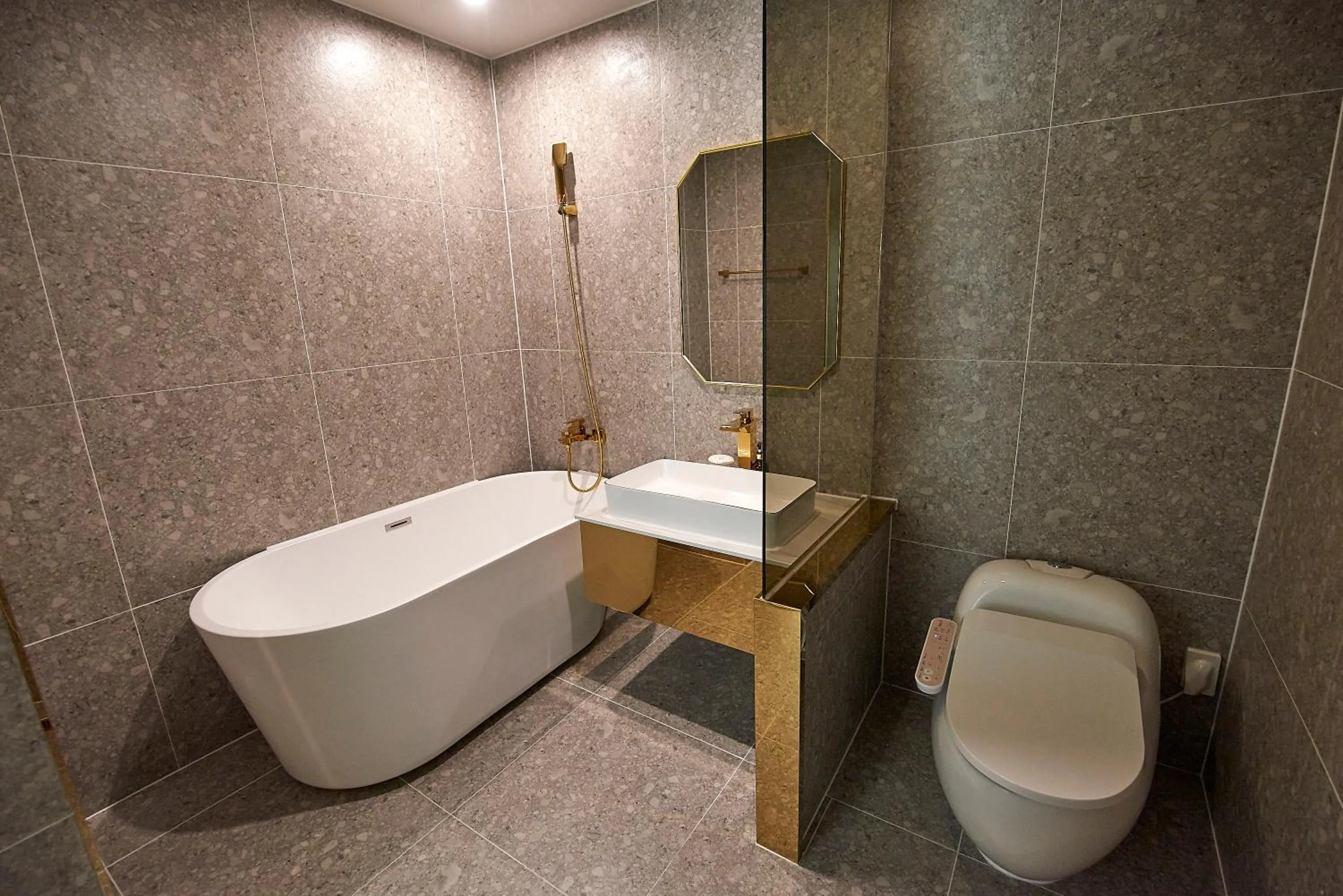 Toilet in Denbasta Hotel