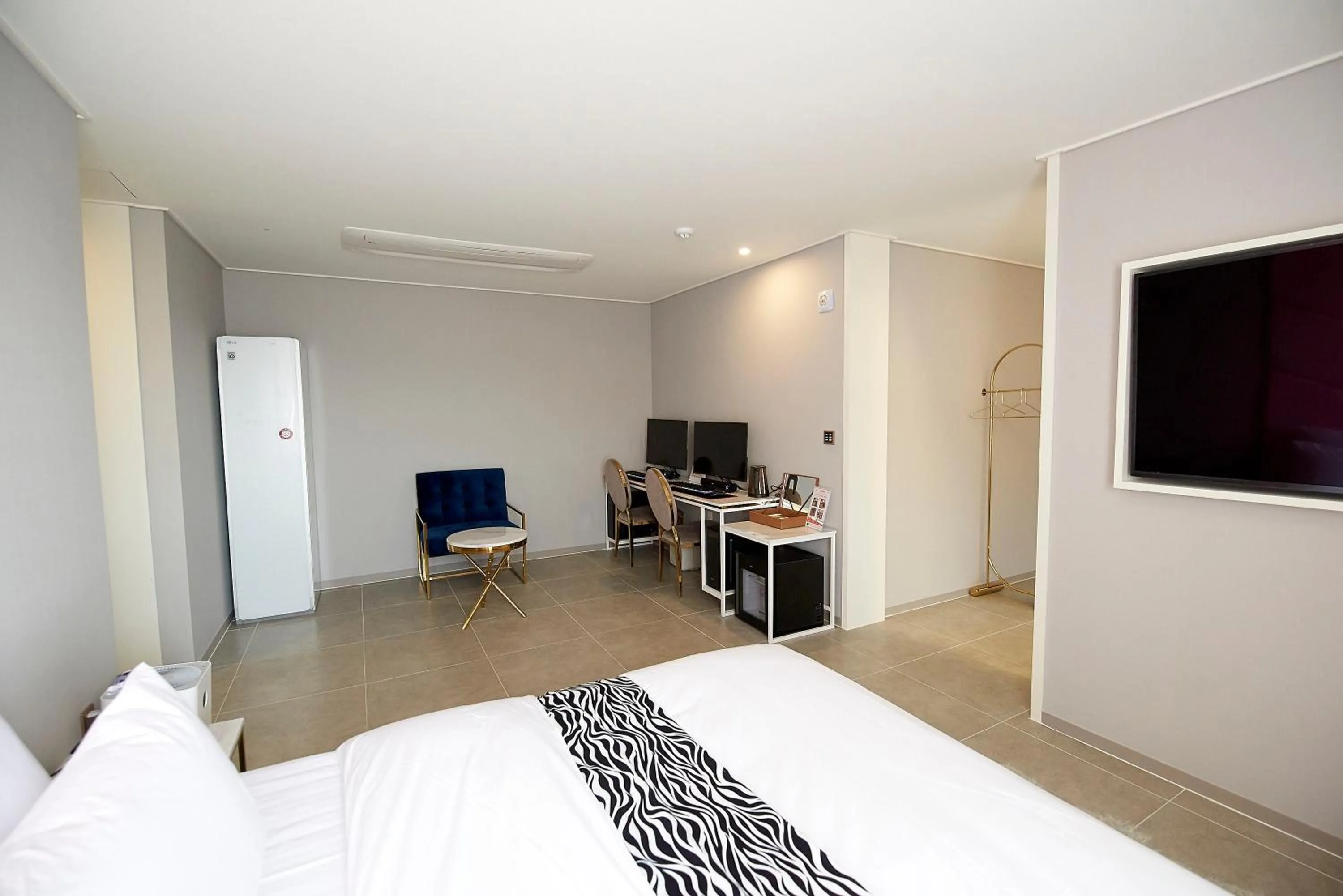 TV and multimedia, Bed in Denbasta Hotel