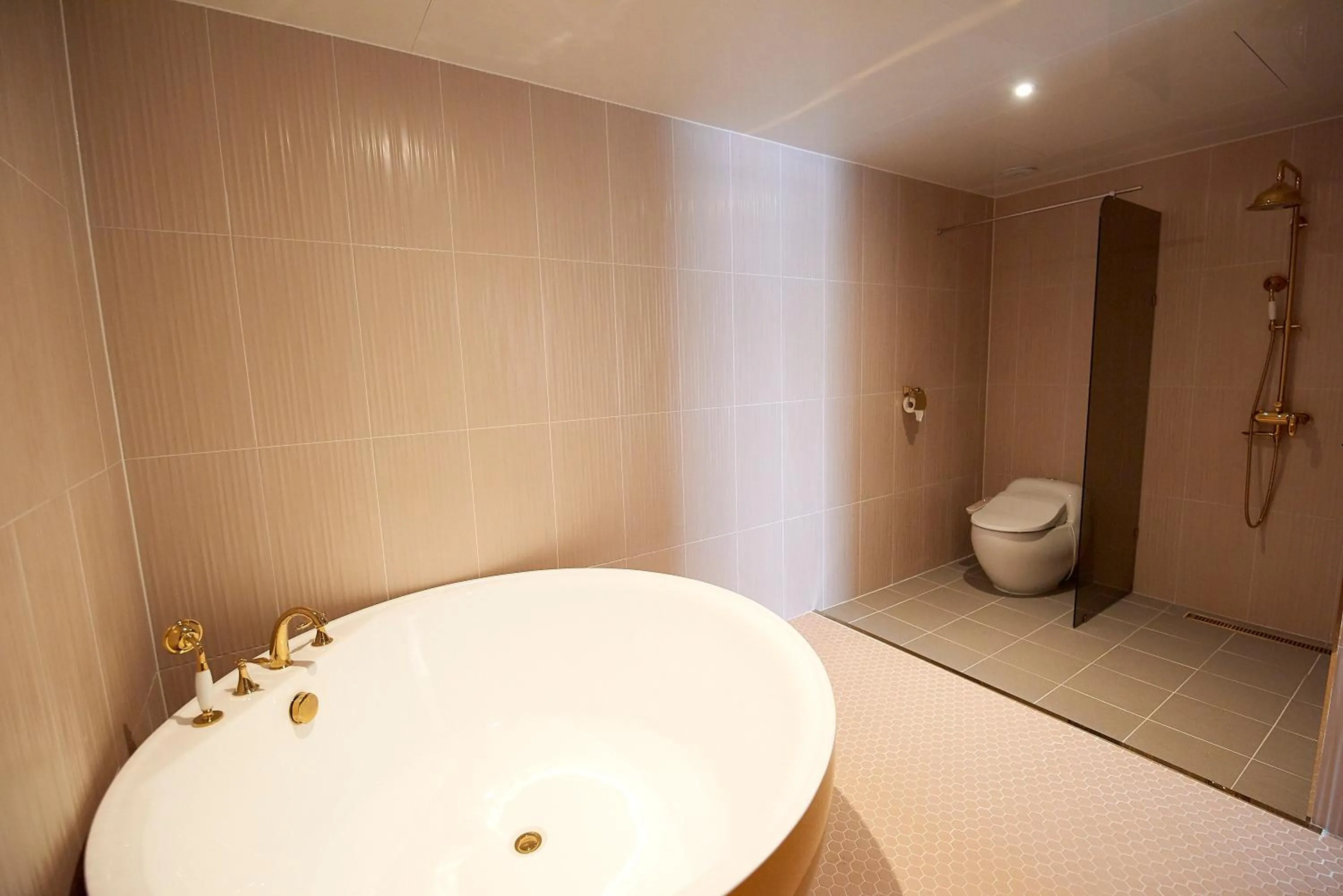Toilet in Denbasta Hotel