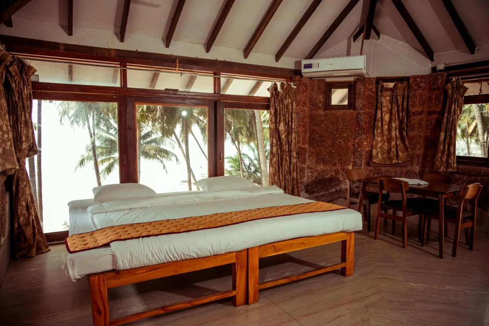 Seating area, Bed in Soneca Cola