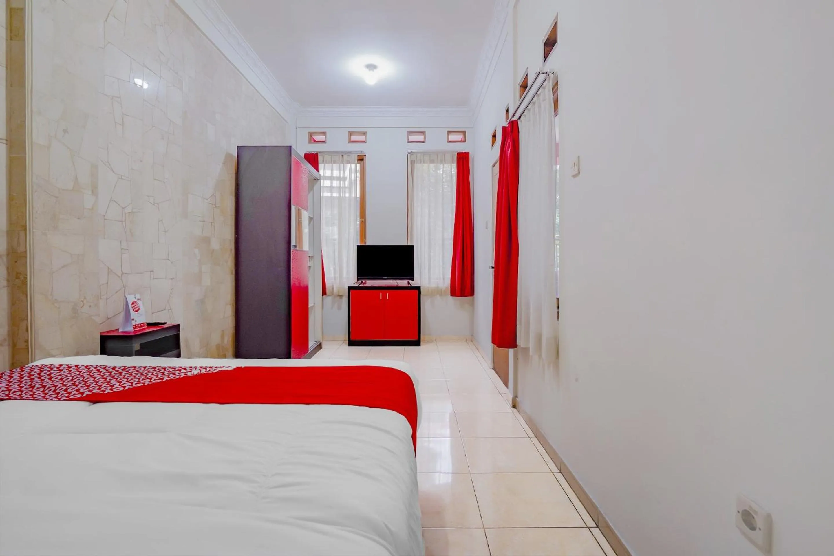 Bedroom, Bed in OYO Life 90035 Merci Club