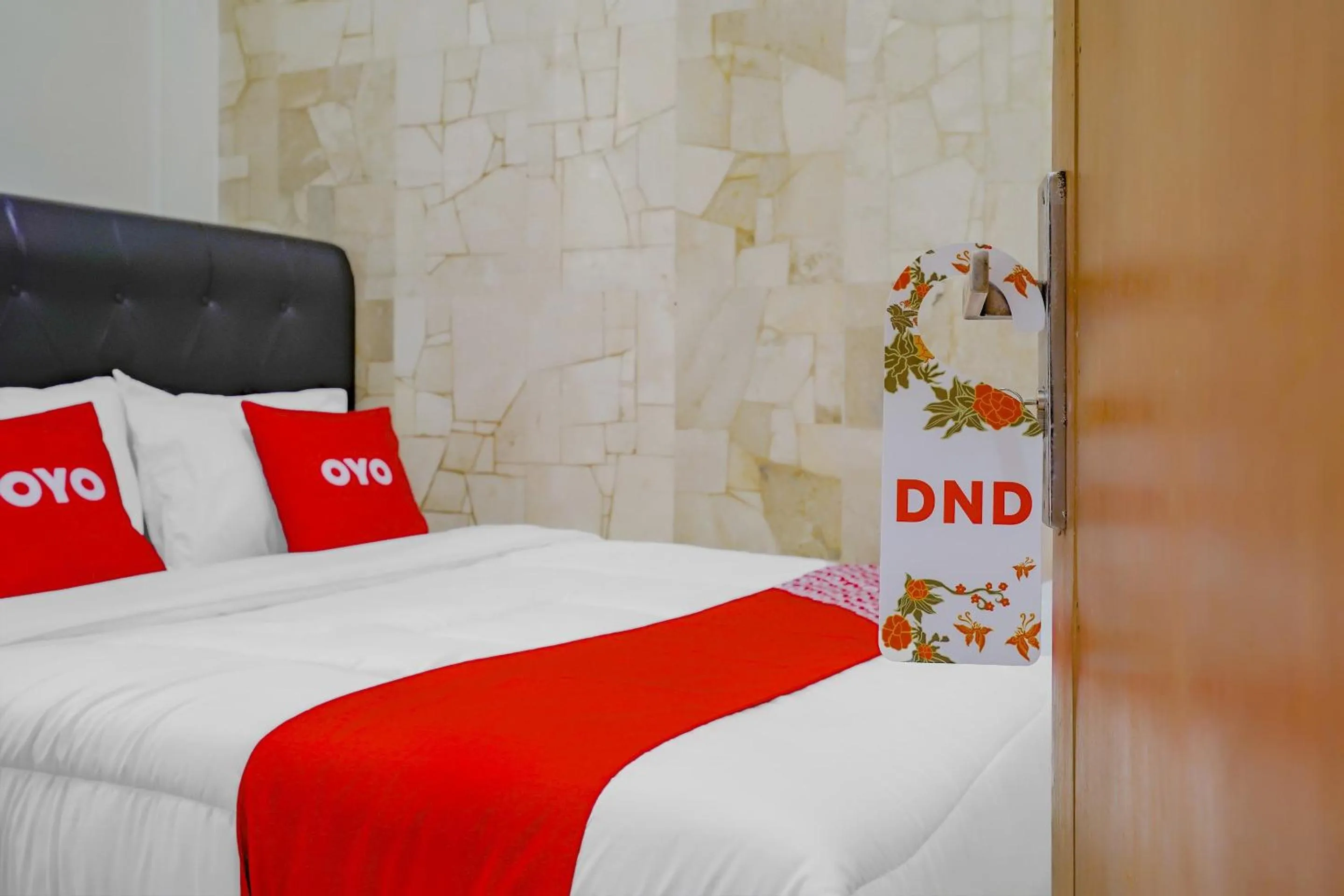 Bedroom, Bed in OYO Life 90035 Merci Club