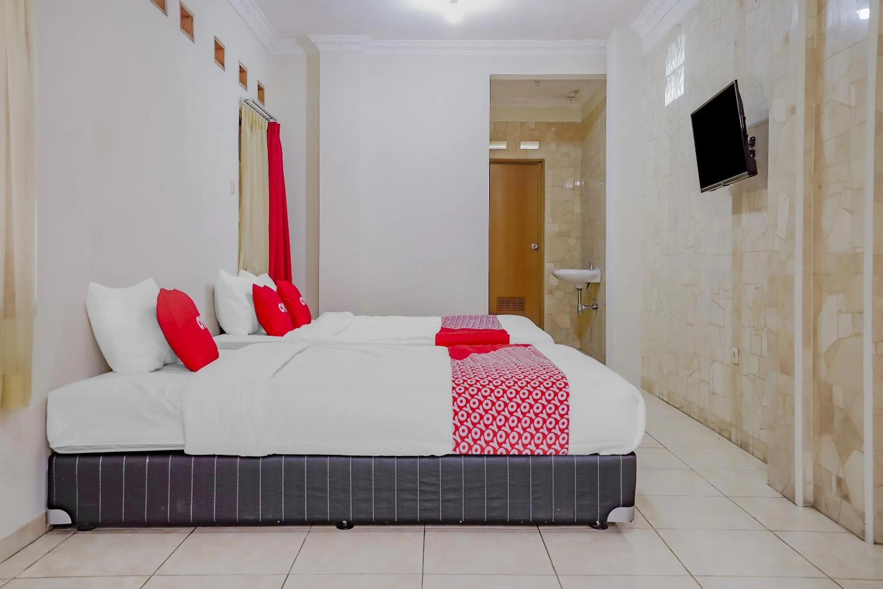 Bedroom, Bed in OYO Life 90035 Merci Club