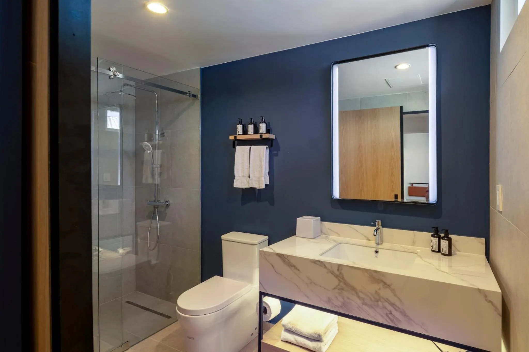 Photo of the whole room in voco Surfside Aruba by IHG