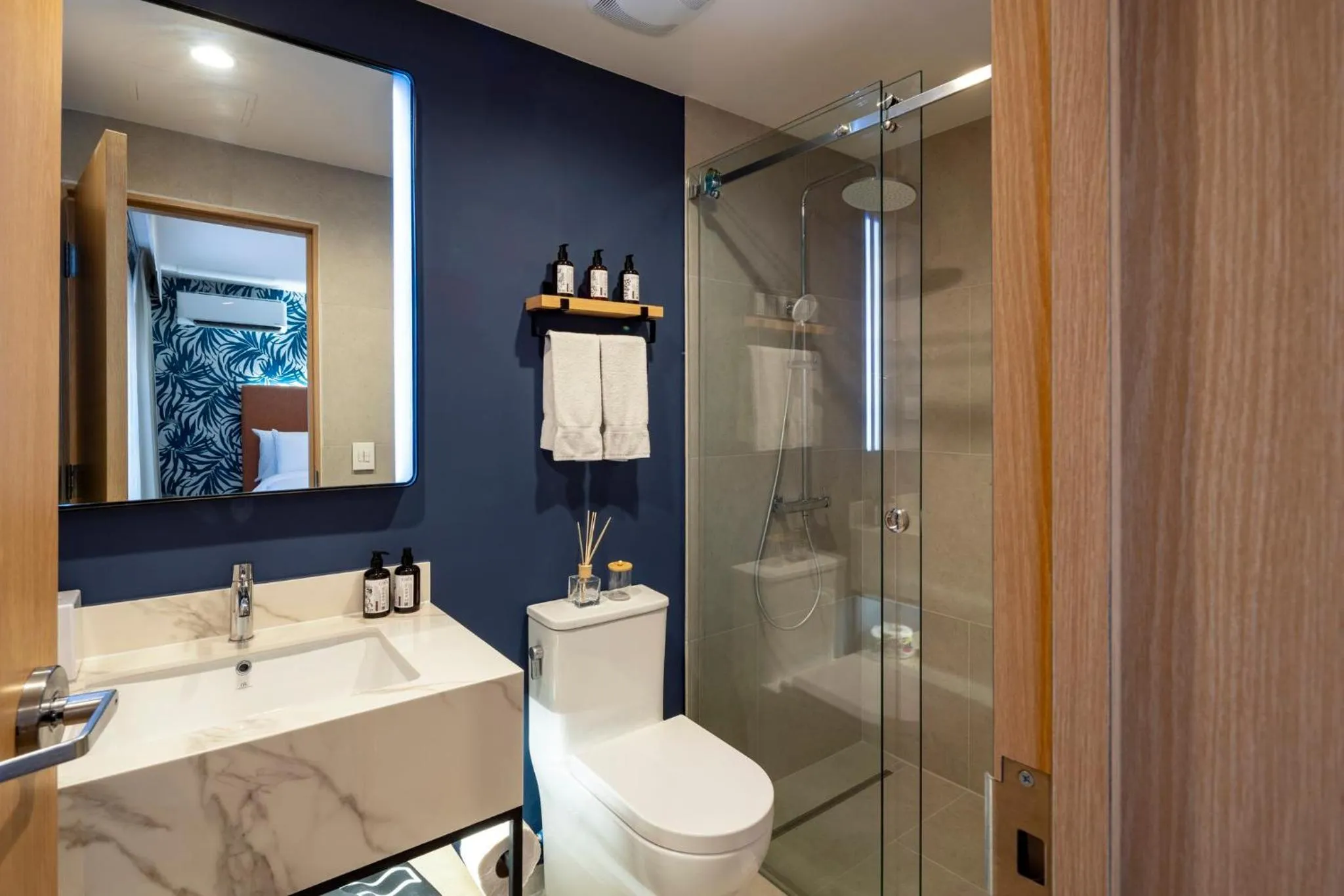 Photo of the whole room in voco Surfside Aruba by IHG