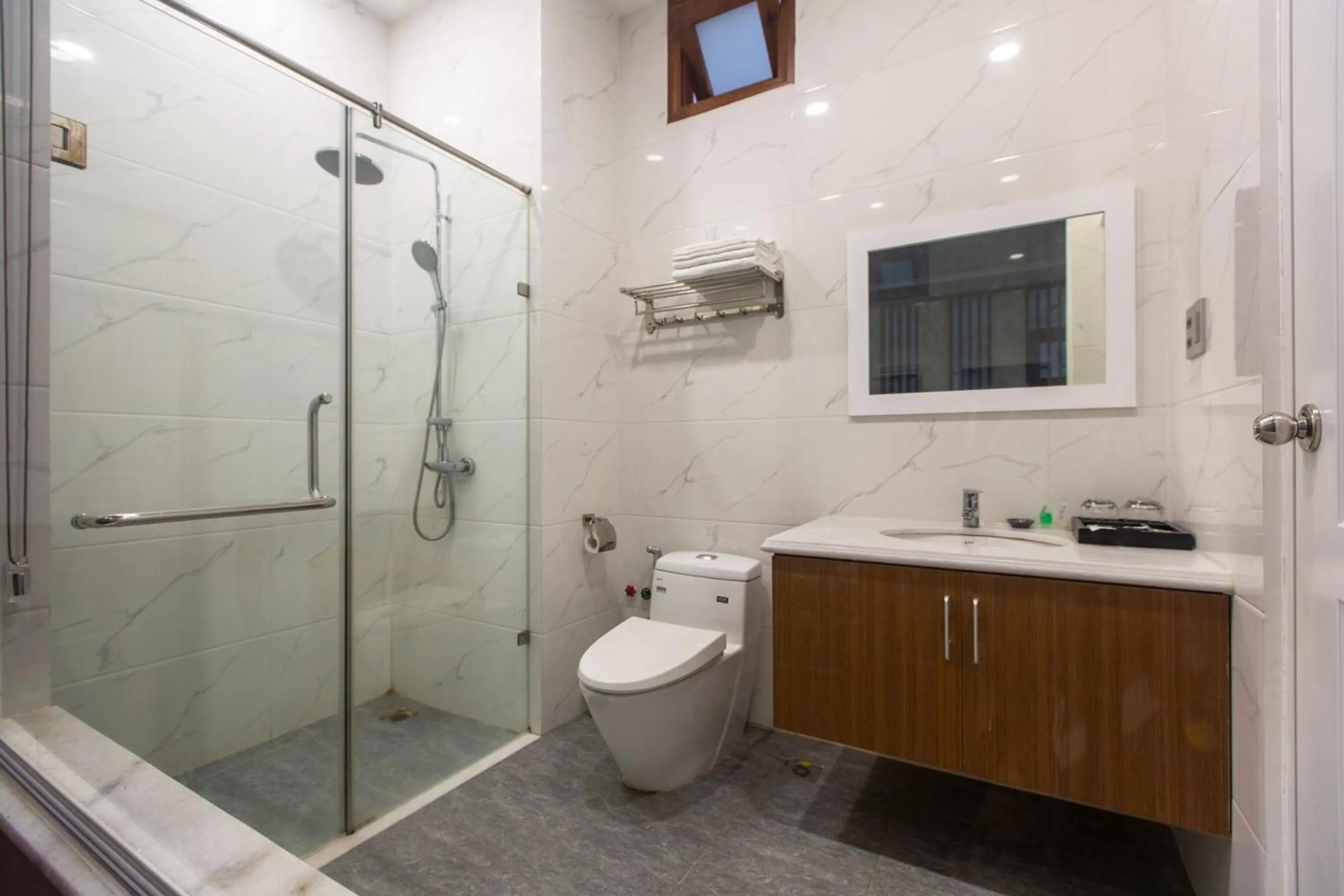 Shower in Hoang Hung Hotel