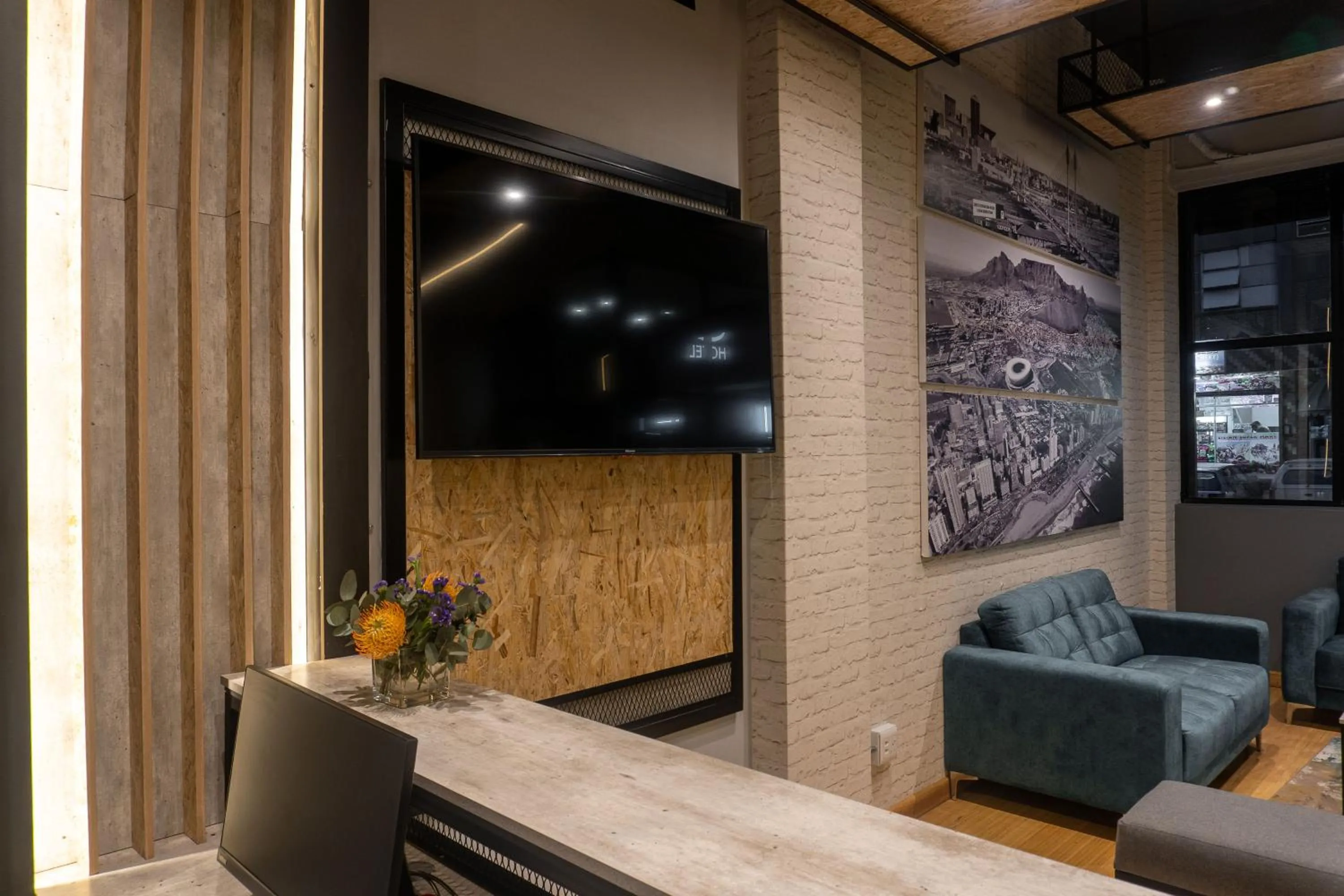 Communal lounge/ TV room in Lilian Lofts Hotel & Spa