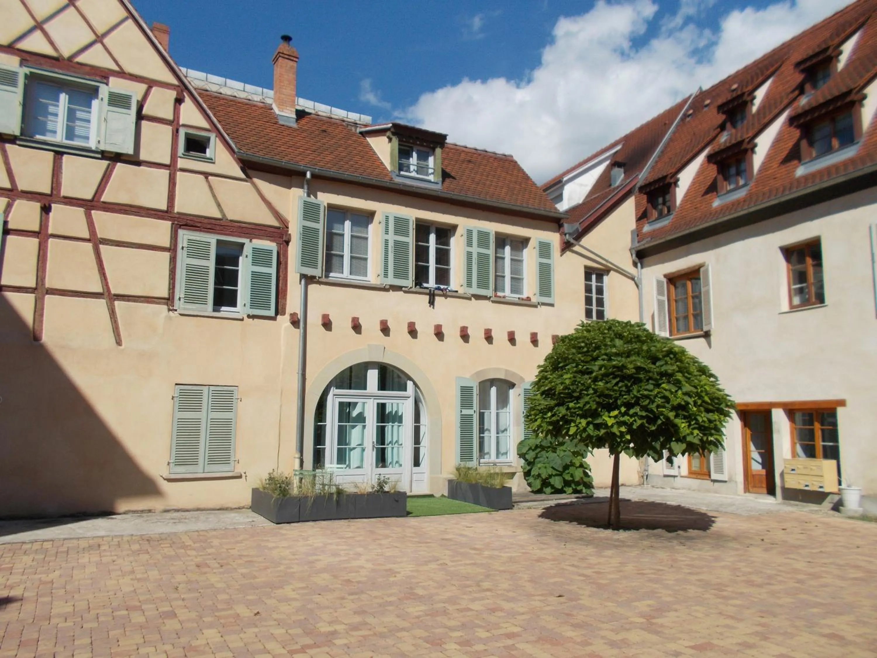 Property building in La Cour de Berthe Ouest