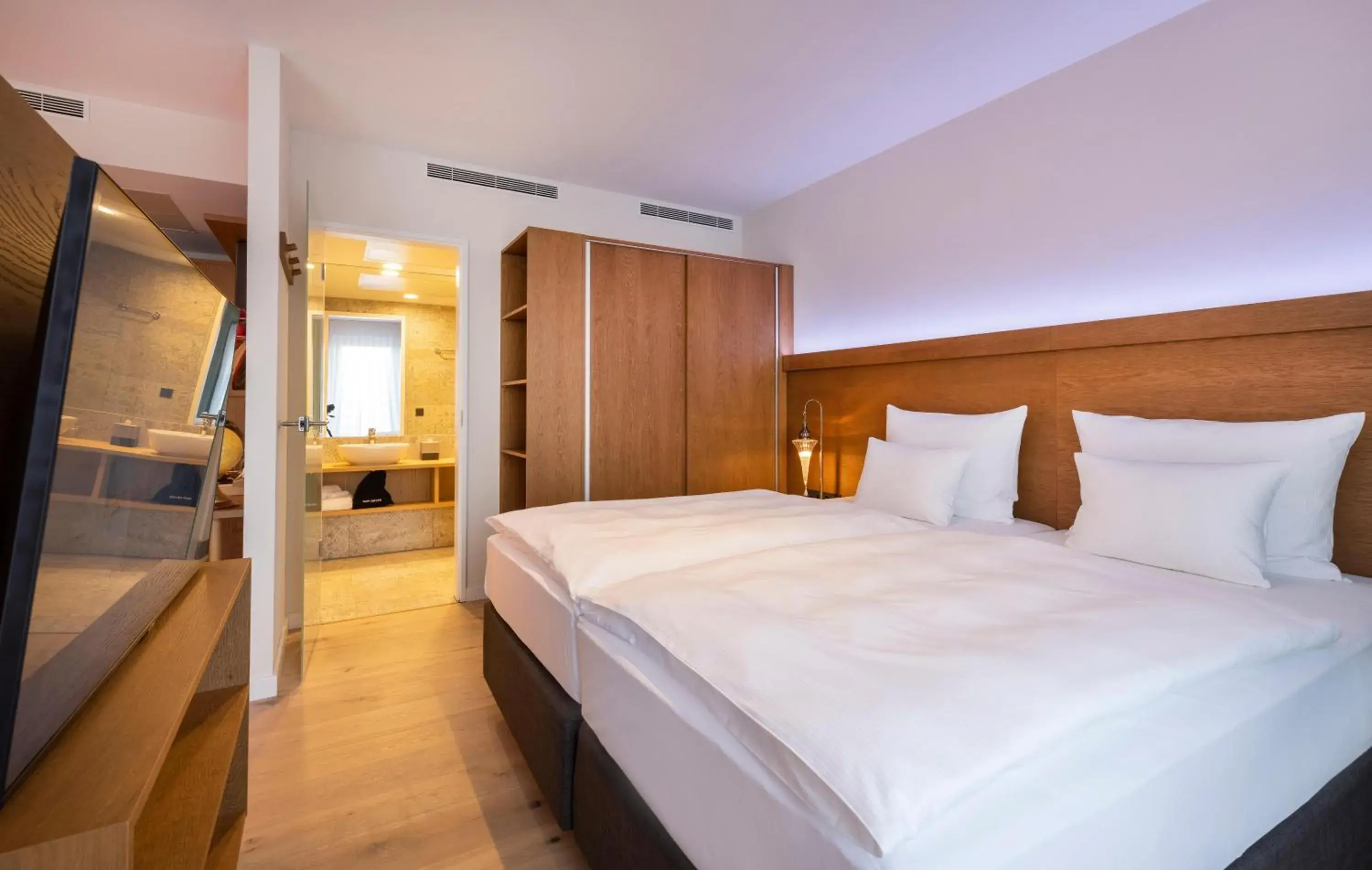 Shower, Bed in ARCOTEL HafenCity Dresden Shower, Bed in ARCOTEL HafenCity Dresden