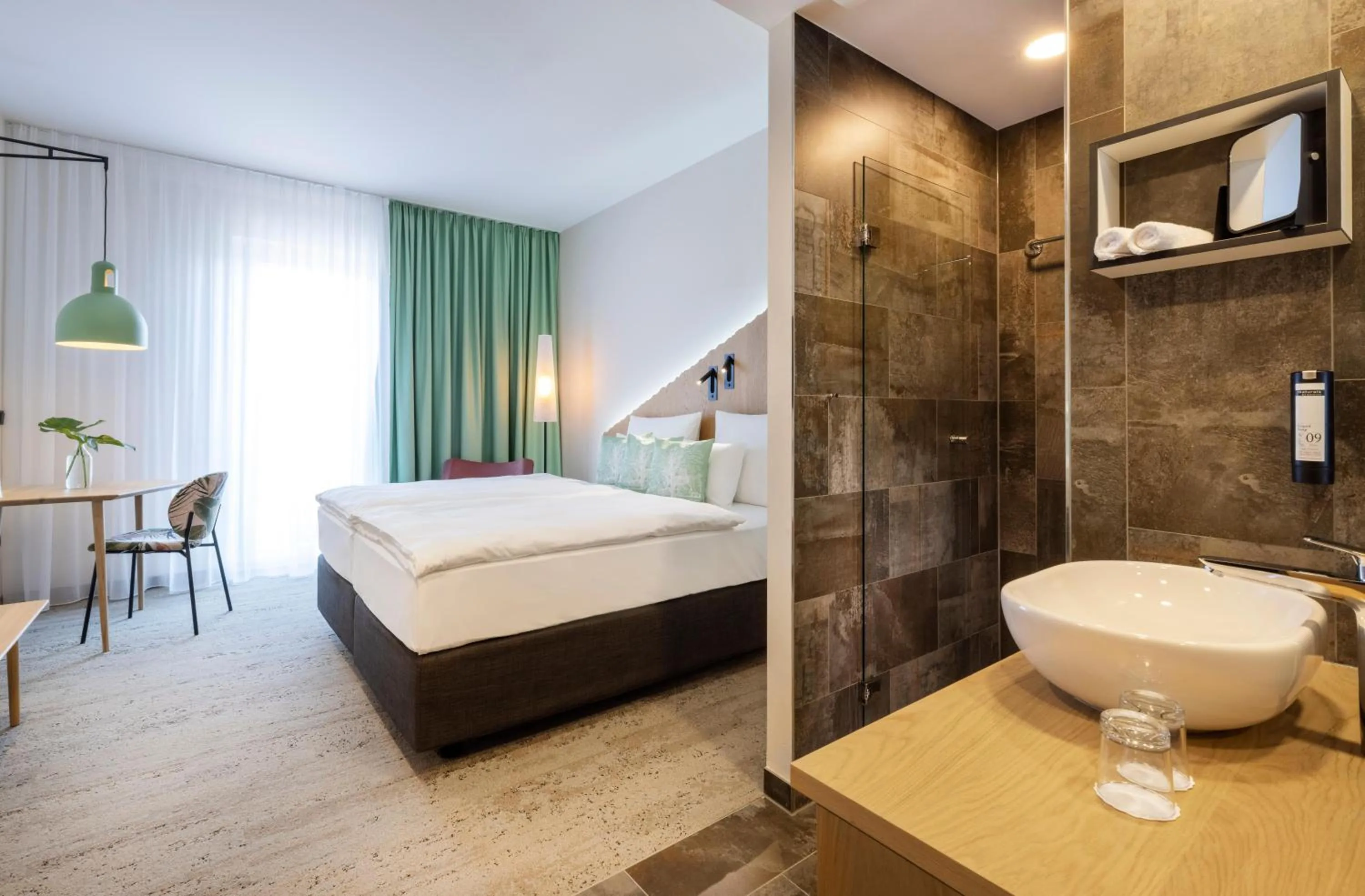 Shower, Bed in ARCOTEL HafenCity Dresden