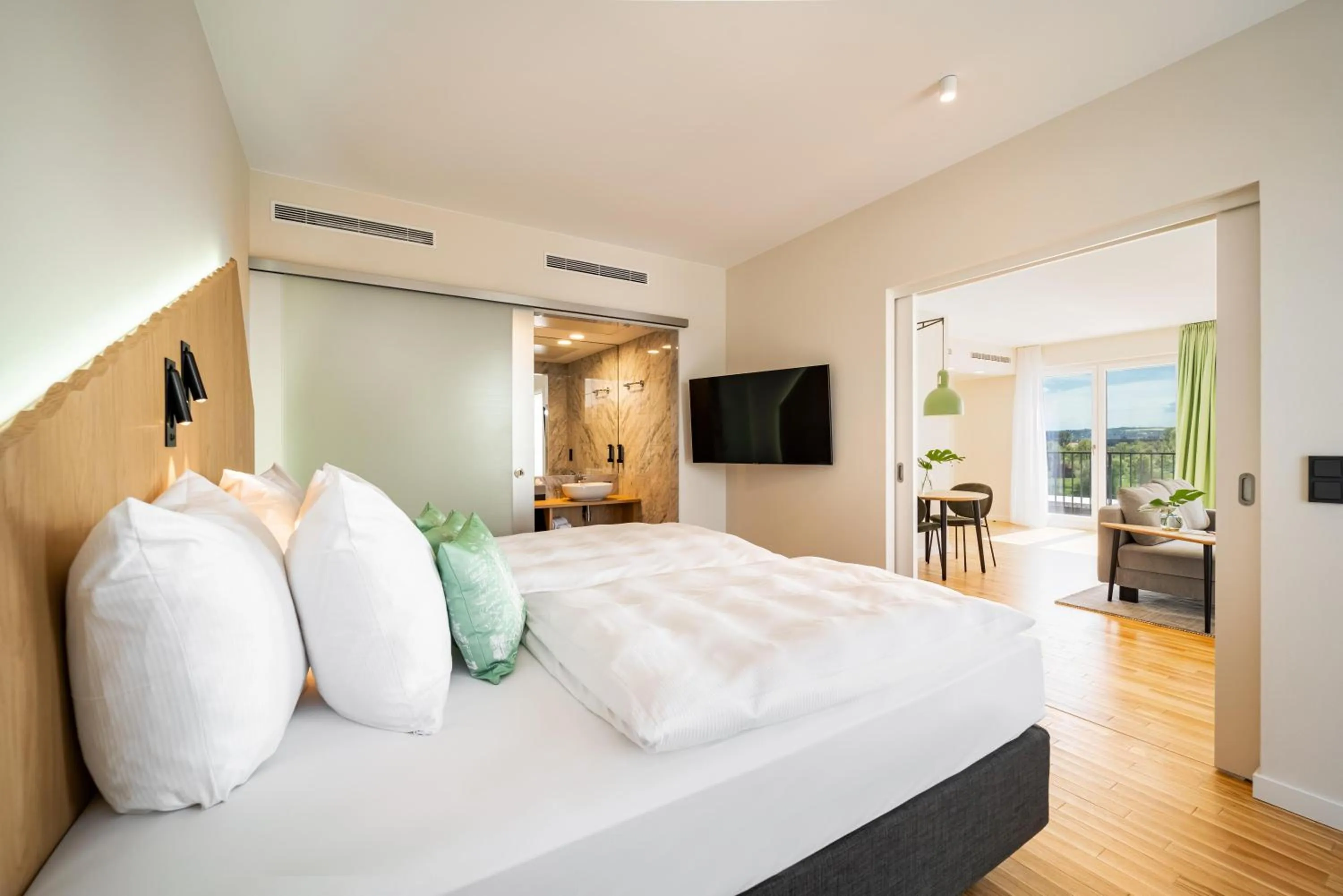 Shower, Bed in ARCOTEL HafenCity Dresden