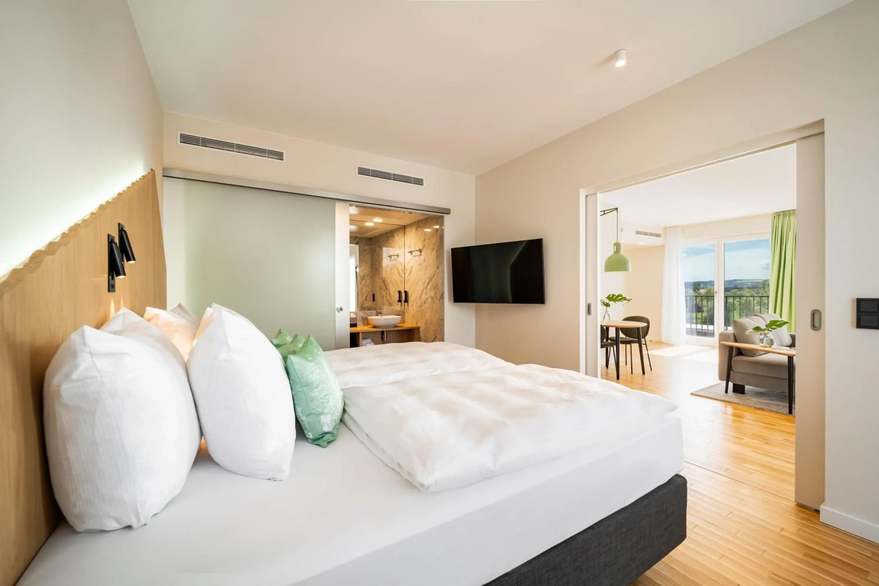 Shower, Bed in ARCOTEL HafenCity Dresden Shower, Bed in ARCOTEL HafenCity Dresden