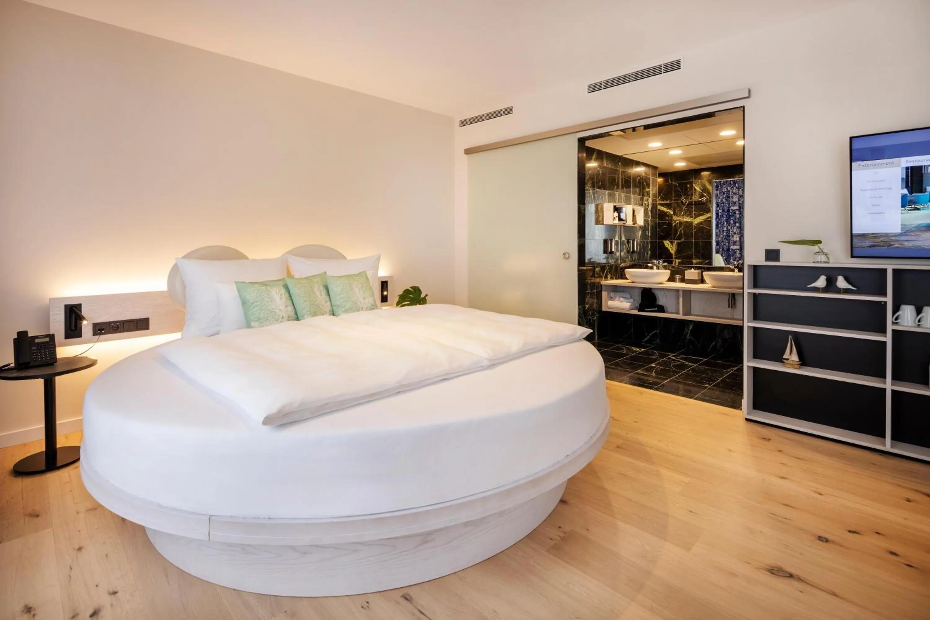 Shower, Bed in ARCOTEL HafenCity Dresden