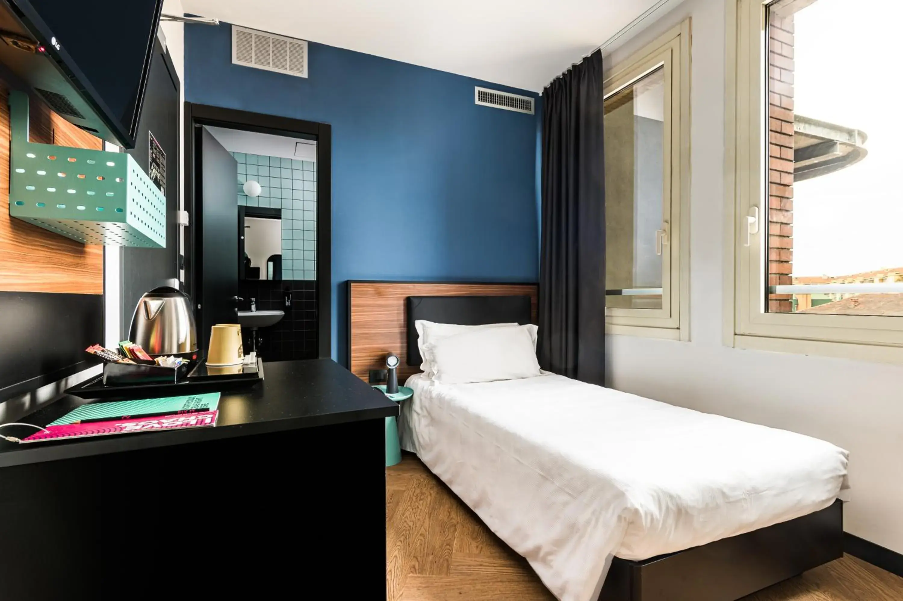 Photo of the whole room, Bed in CX Turin Vanchiglia Photo of the whole room, Bed in CX Turin Vanchiglia