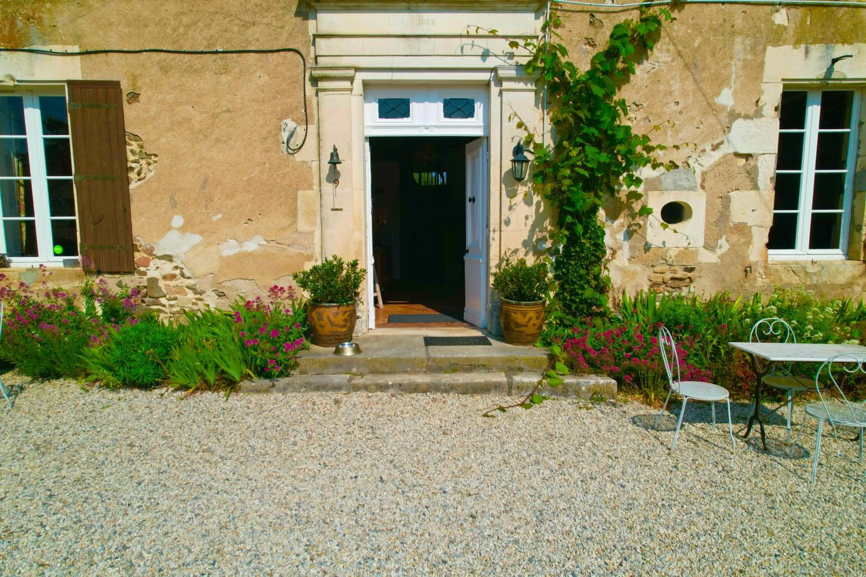 Facade/entrance in A L'Ombre Du Marronnier GITES