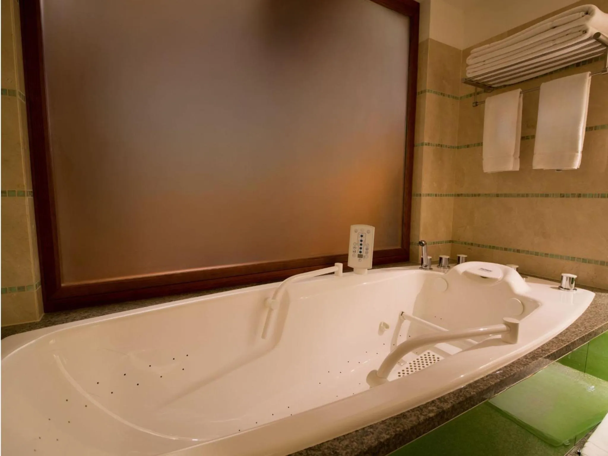 Photo of the whole room in Holiday Inn Kuwait Al Thuraya City by IHG