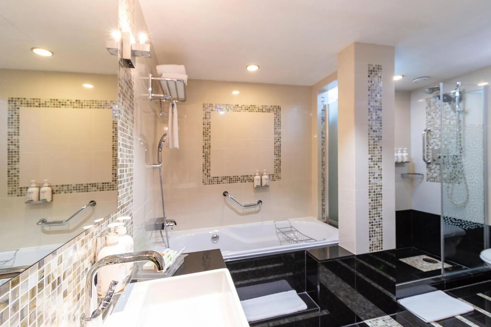 Photo of the whole room in Holiday Inn Kuwait Al Thuraya City by IHG