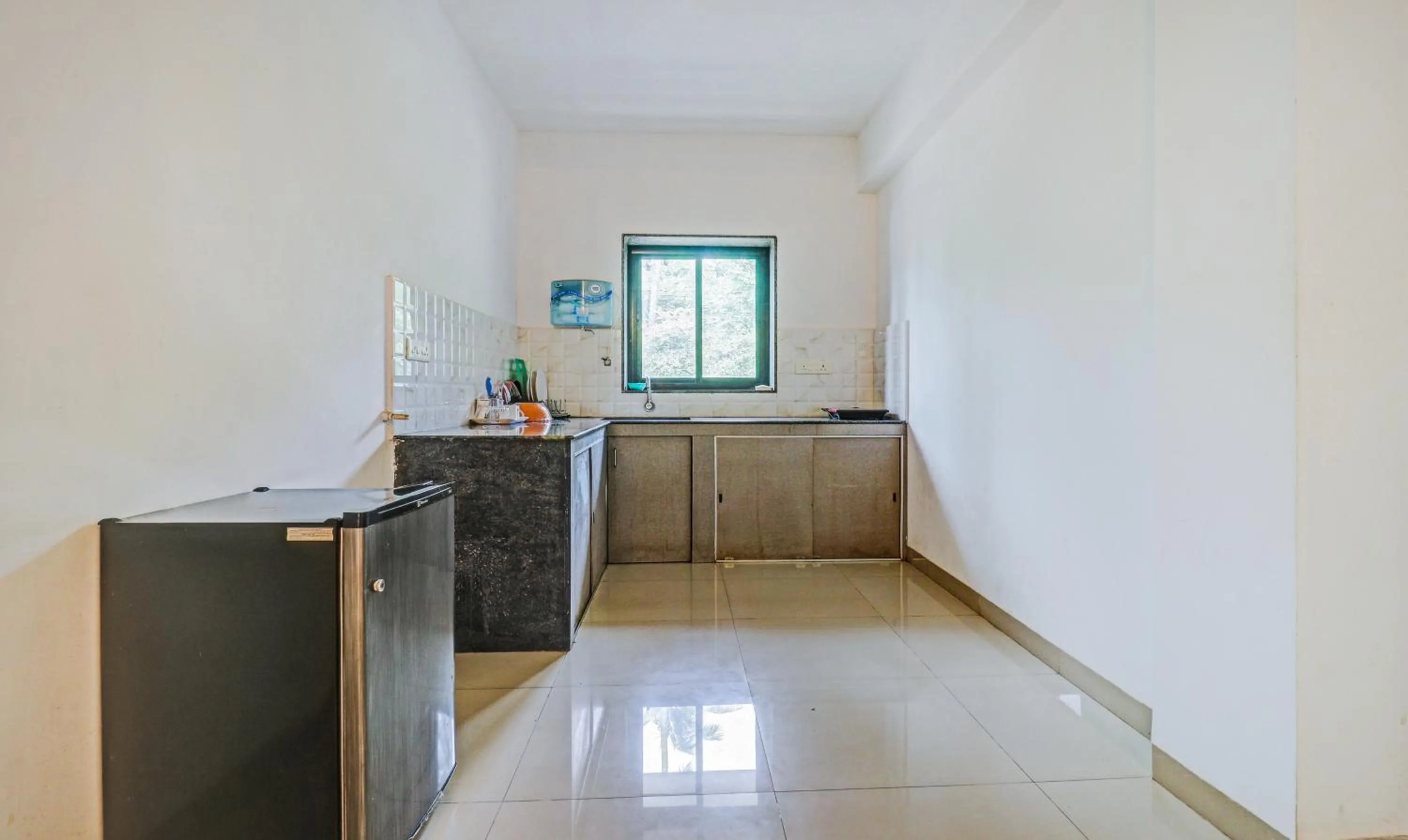 Kitchen or kitchenette in Treebo Aquamarine Arpora With Pool