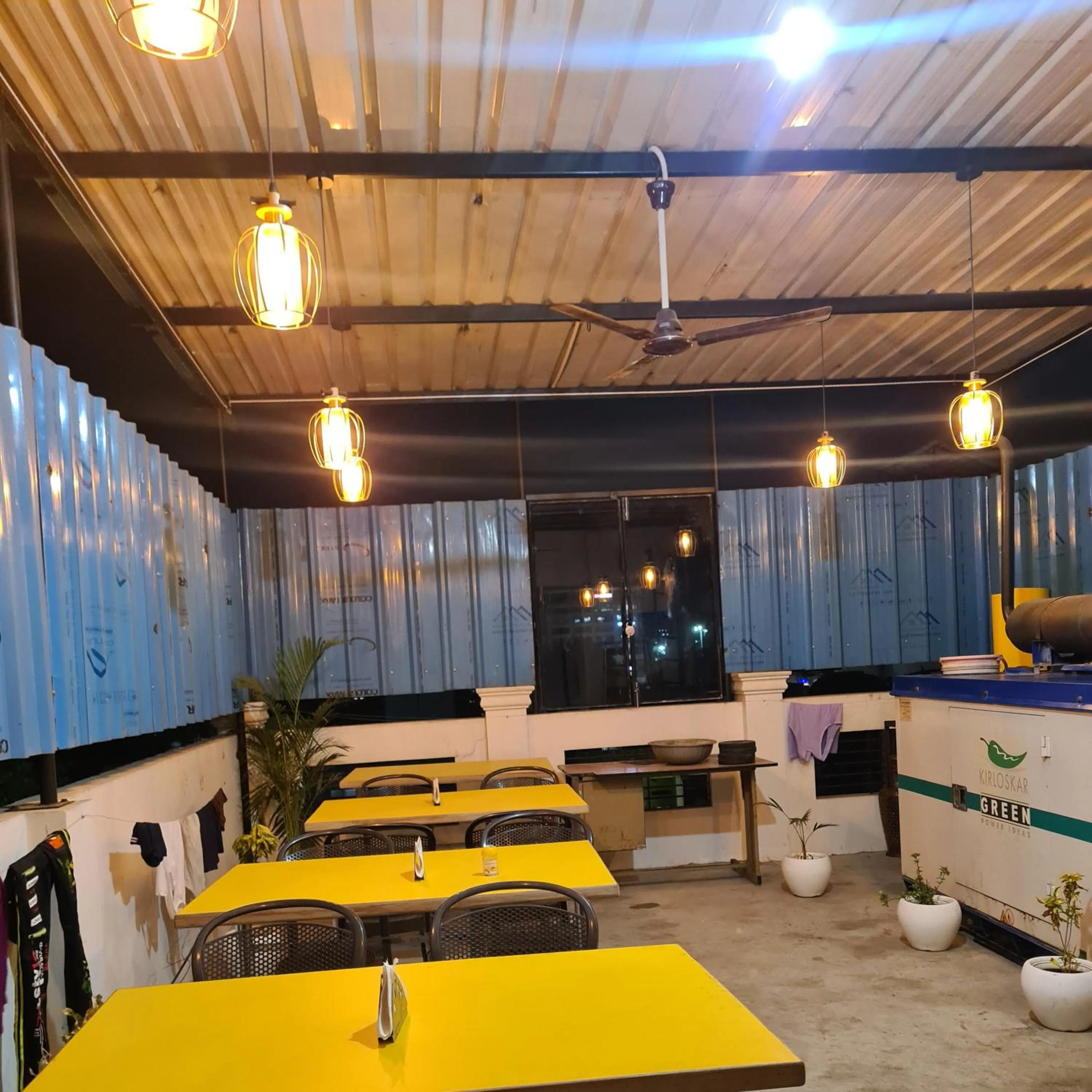 Restaurant/Places to Eat in Hotel Blue Star