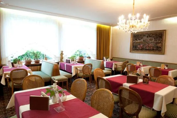 Restaurant/places to eat in Hotel Goldinger