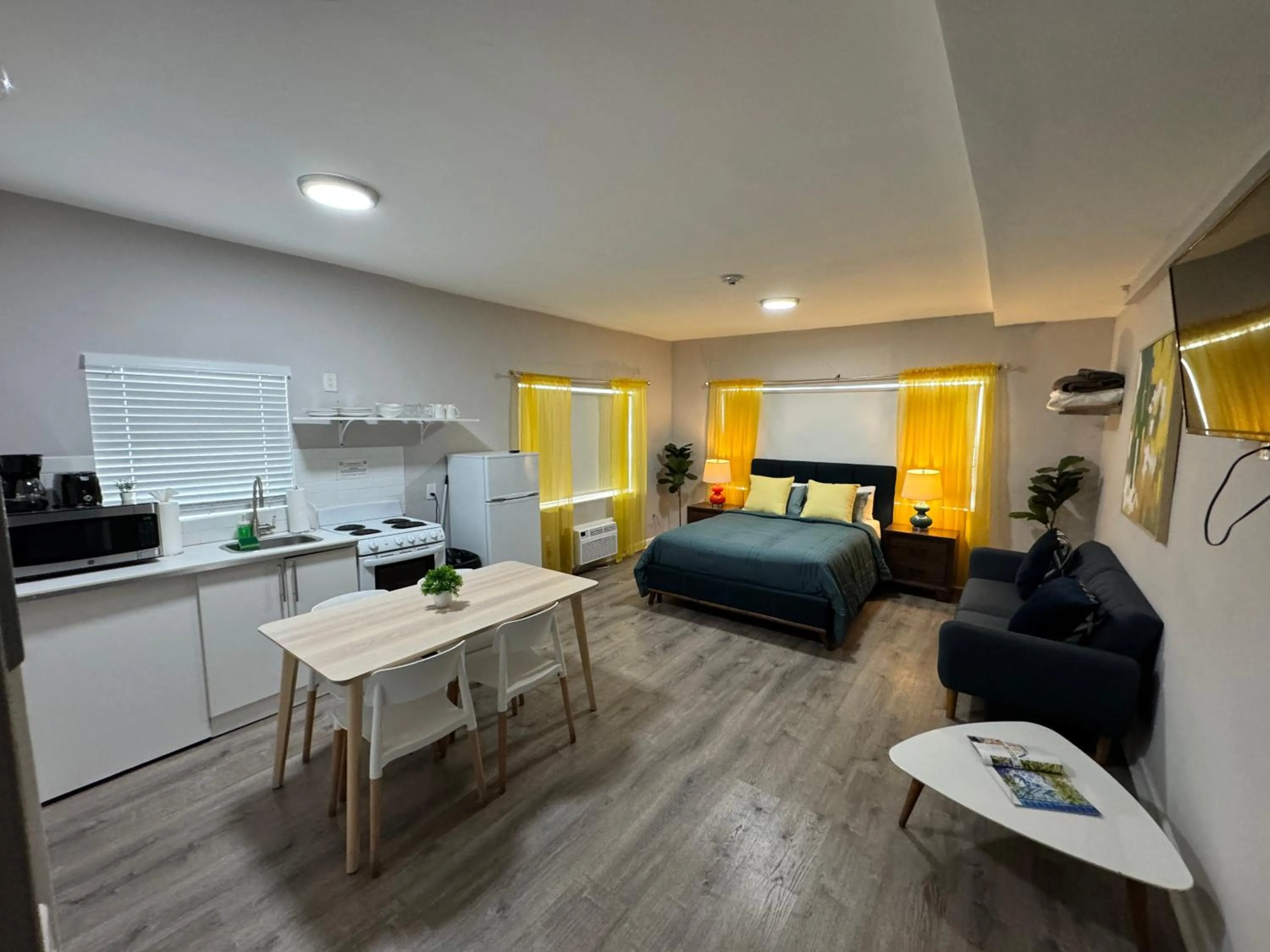 Photo of the whole room, Bed in Miami International by Lowkl