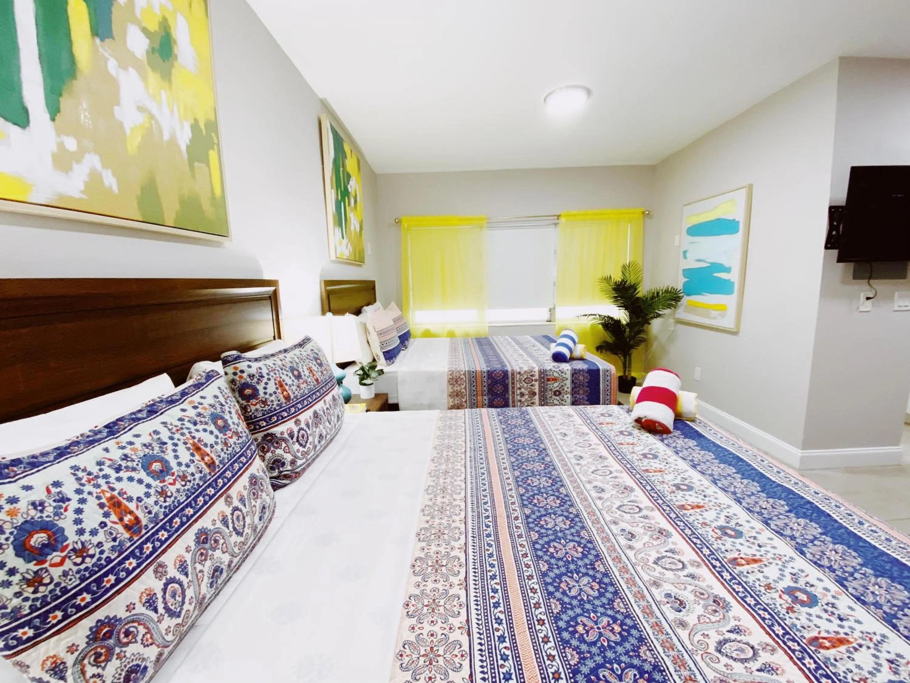 Bed in Miami International by Lowkl