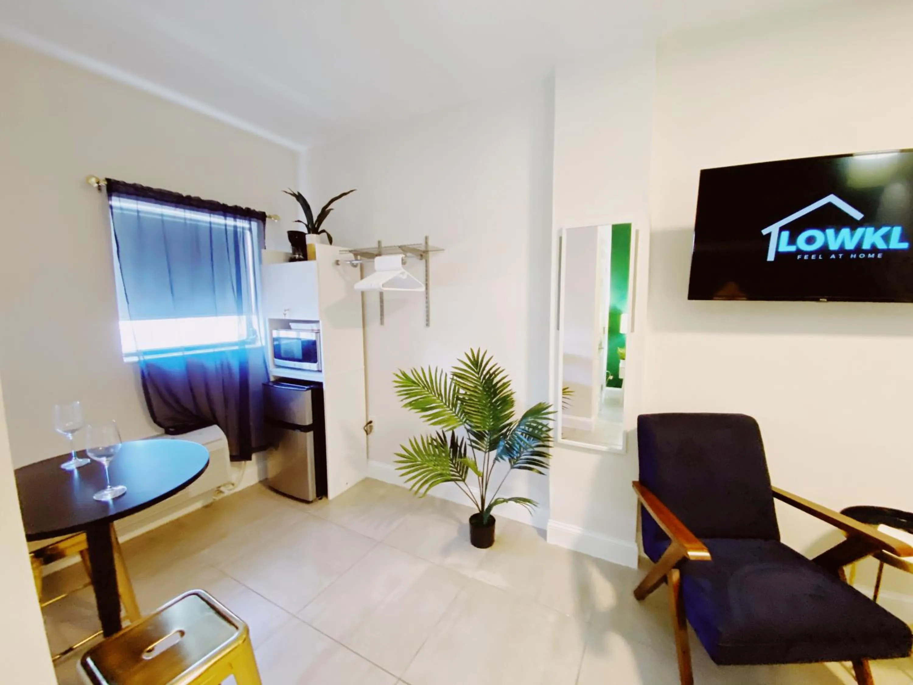 Photo of the whole room in Miami International by Lowkl