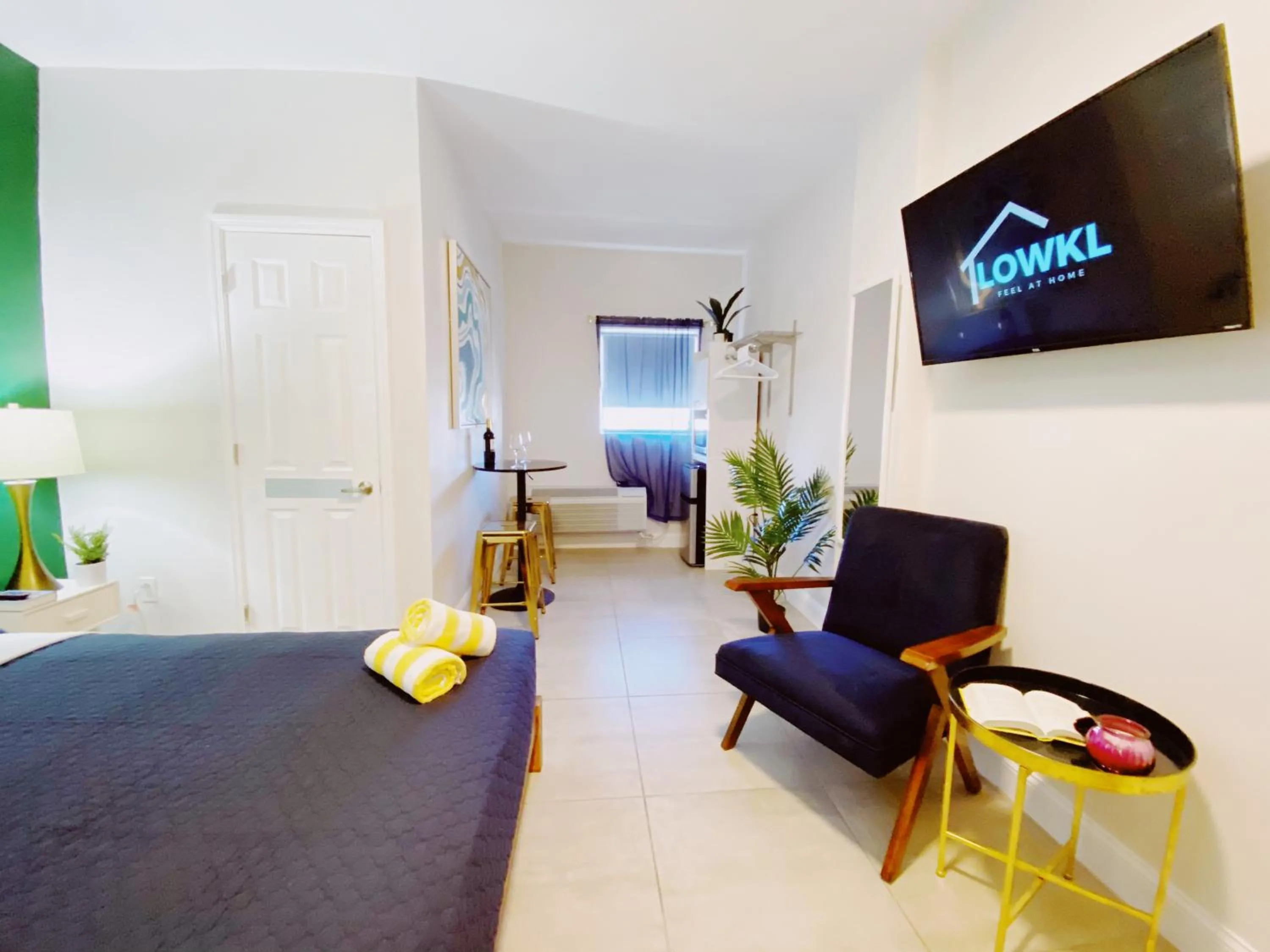 Photo of the whole room, Bed in Miami International by Lowkl