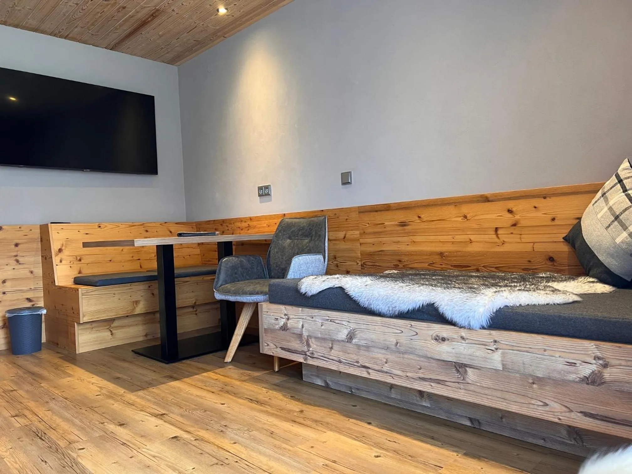 Seating area, Bed in Gästehaus Edlhuber