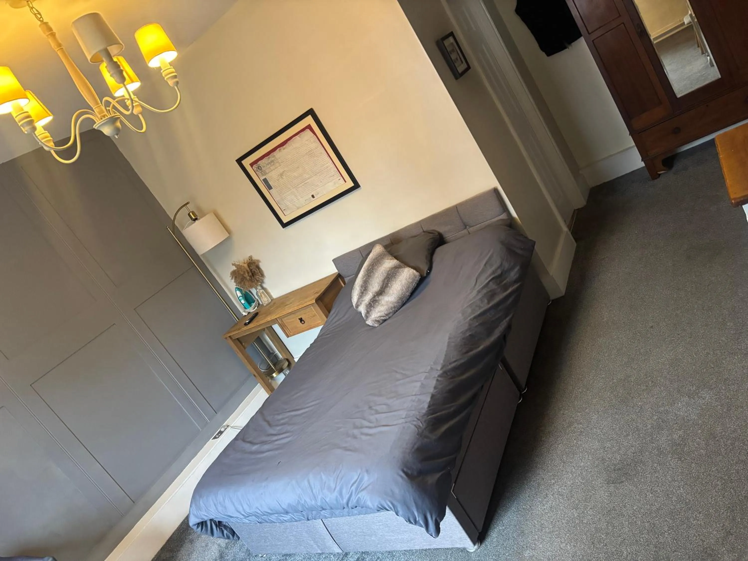 Photo of the whole room, Bed in Three Tuns Ashwell