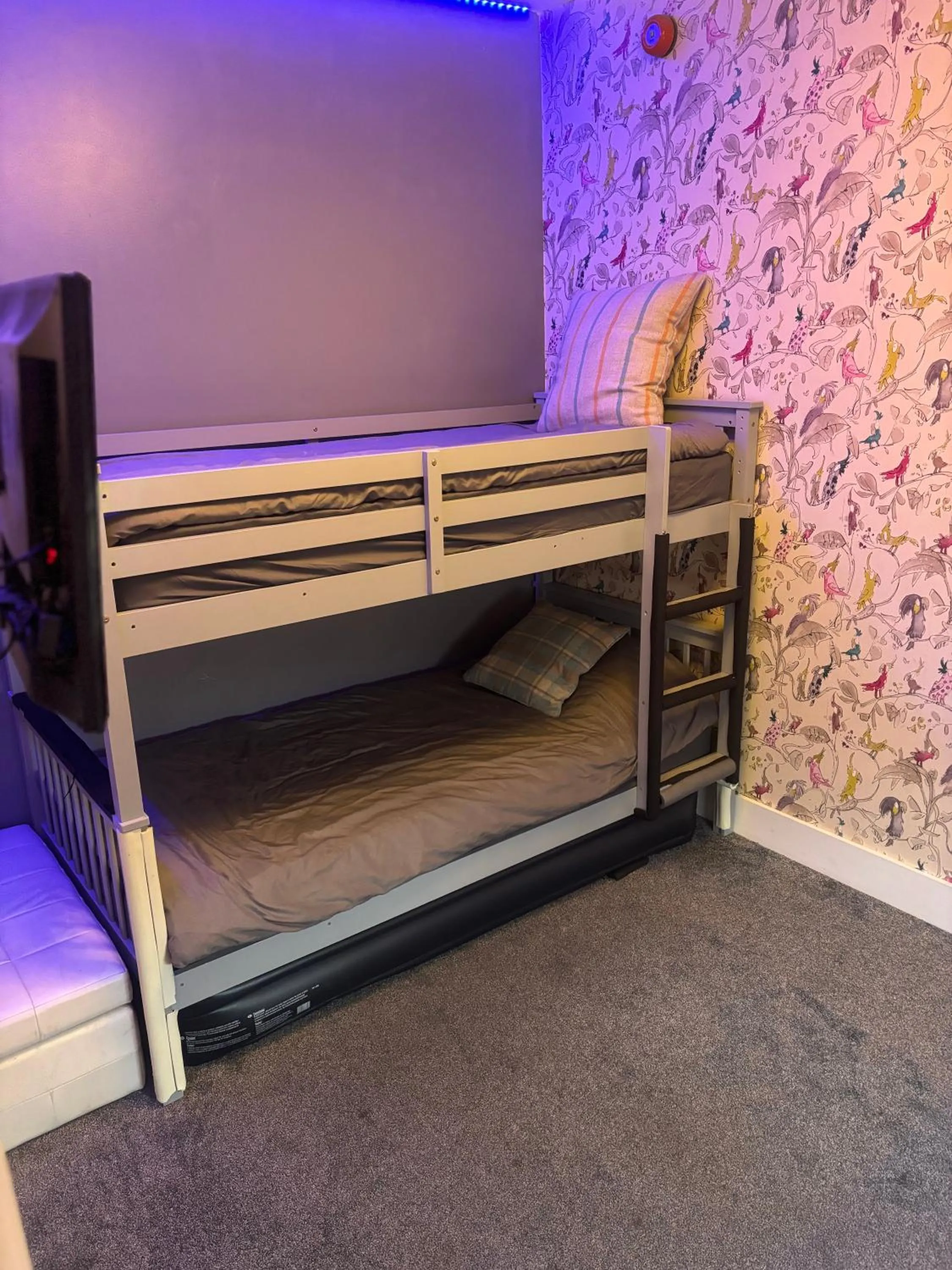 Photo of the whole room, Bed in Three Tuns Ashwell