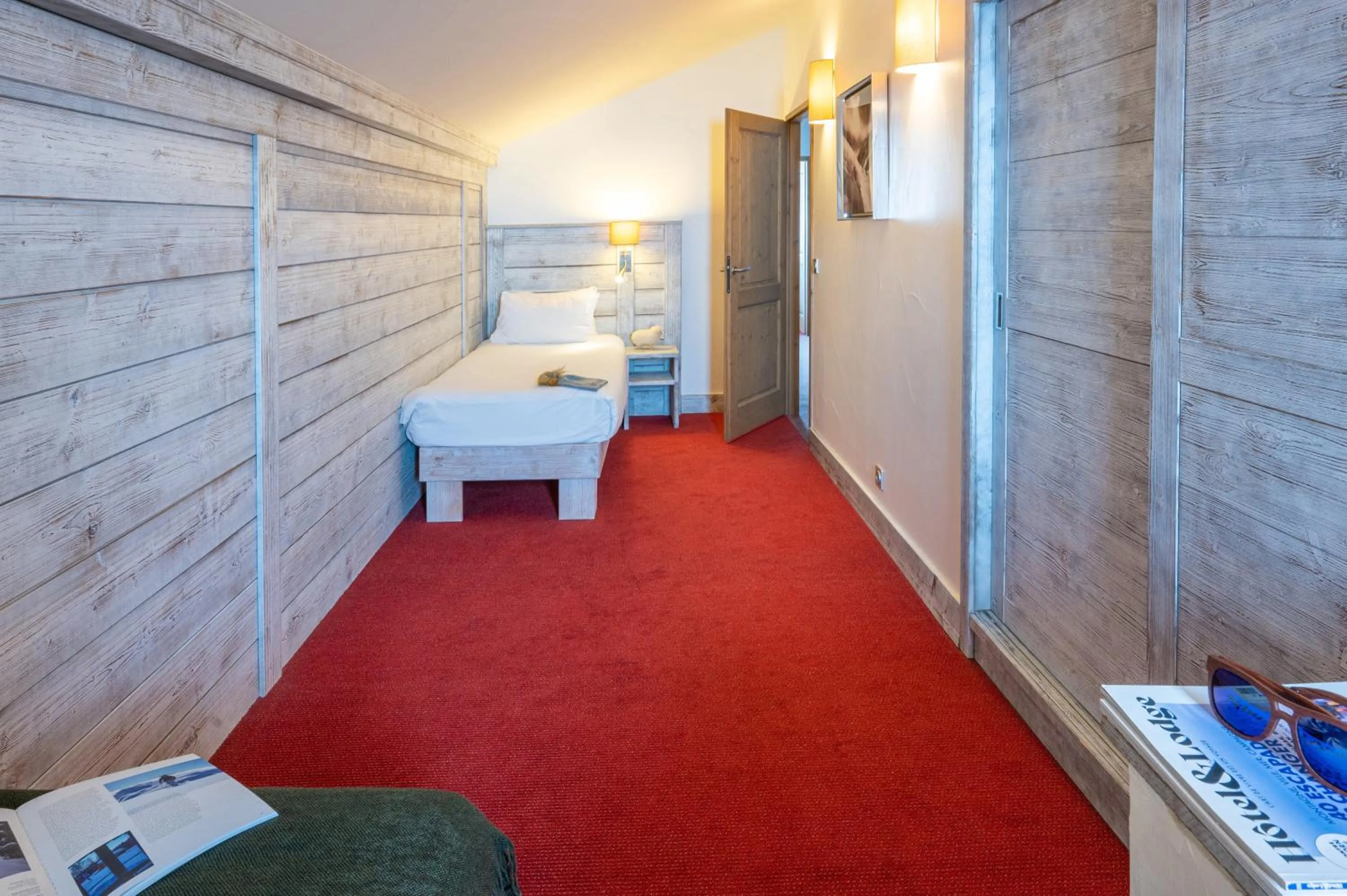 Bed in Hôtel L'Aiguille Percée