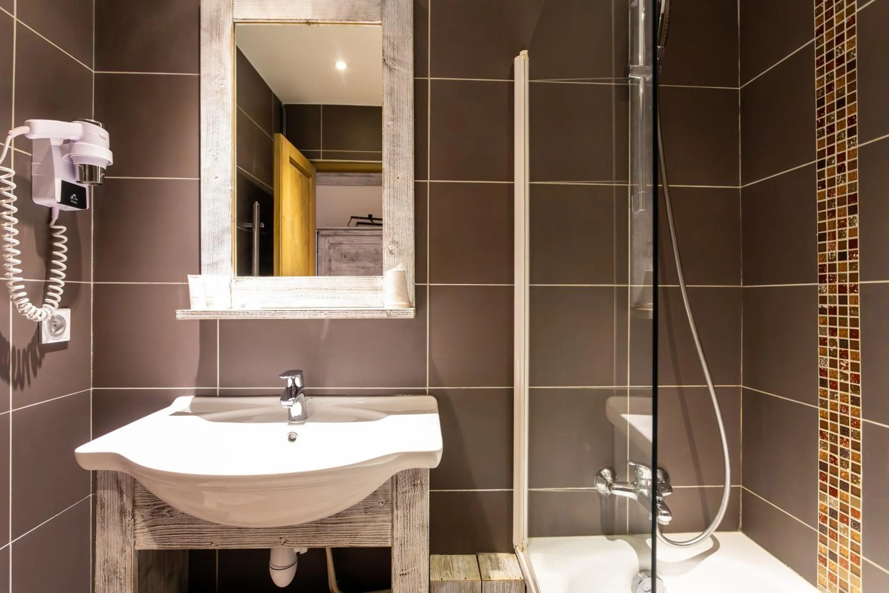 Bathroom in Hôtel L'Aiguille Percée