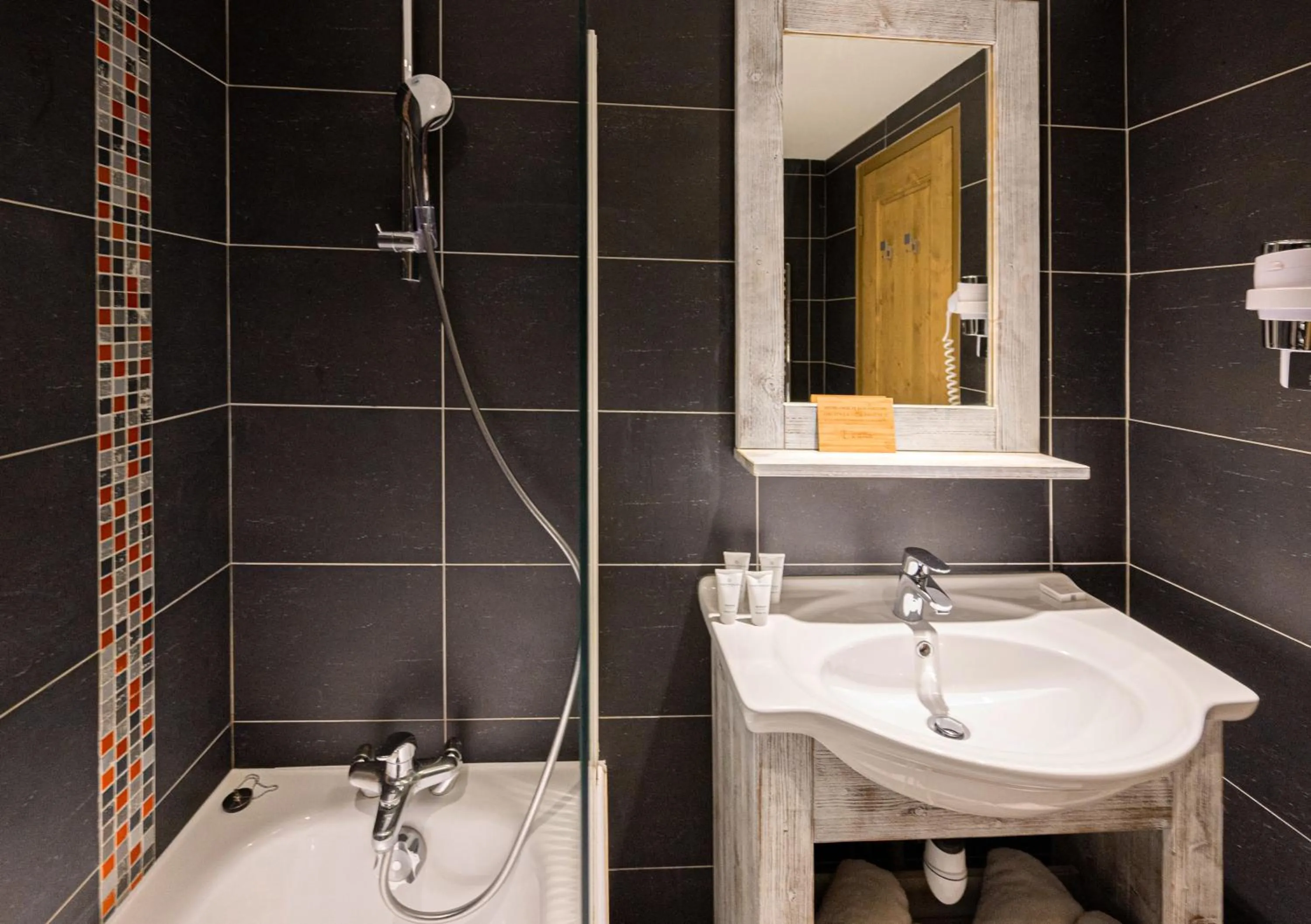 Bathroom in Hôtel L'Aiguille Percée