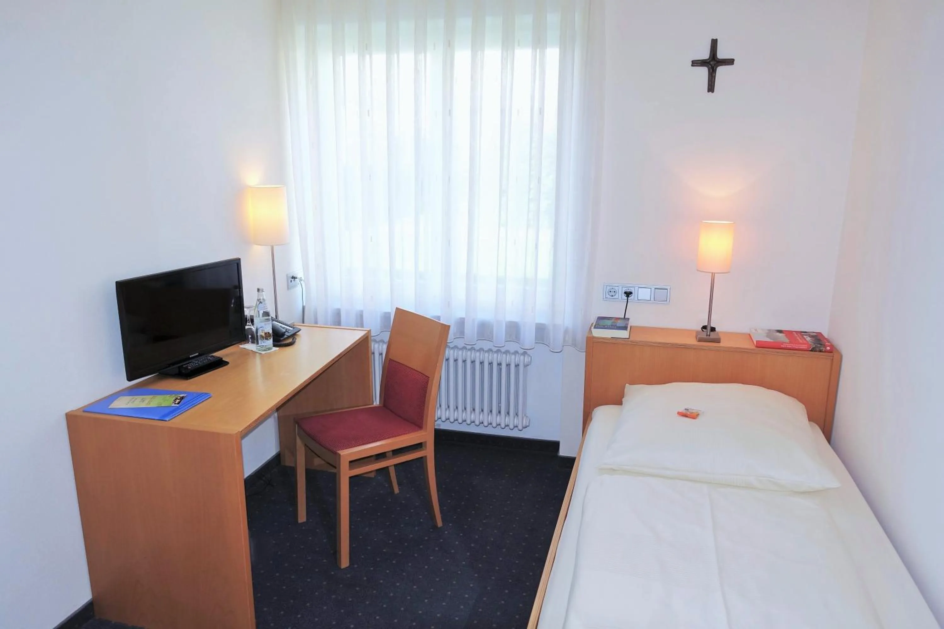 Photo of the whole room, Bed in Tagungshaus Schönenberg