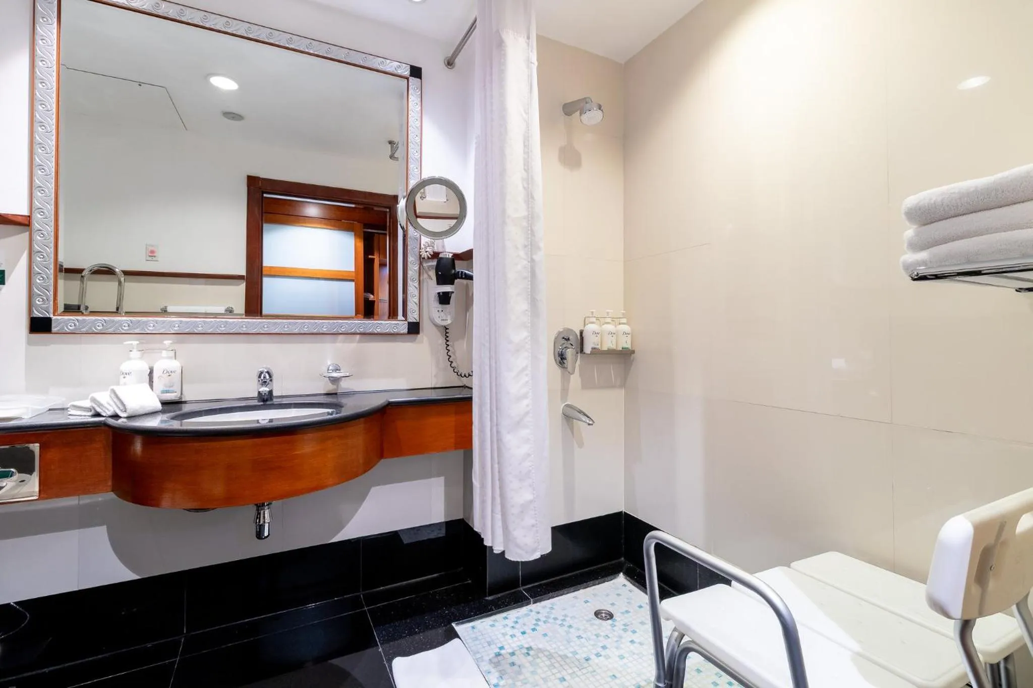 Photo of the whole room in Holiday Inn Kuwait by IHG