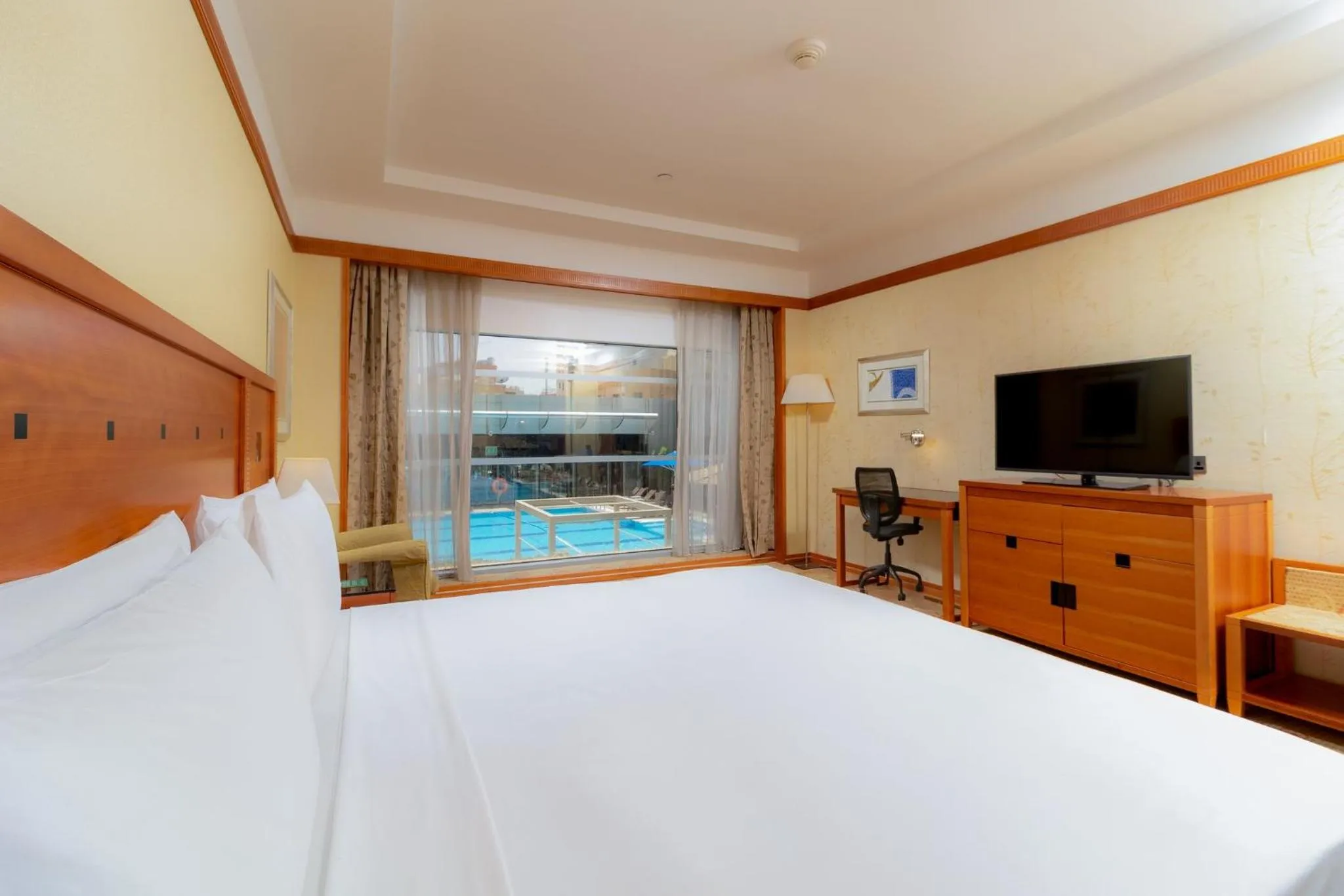 Photo of the whole room, Bed in Holiday Inn Kuwait by IHG