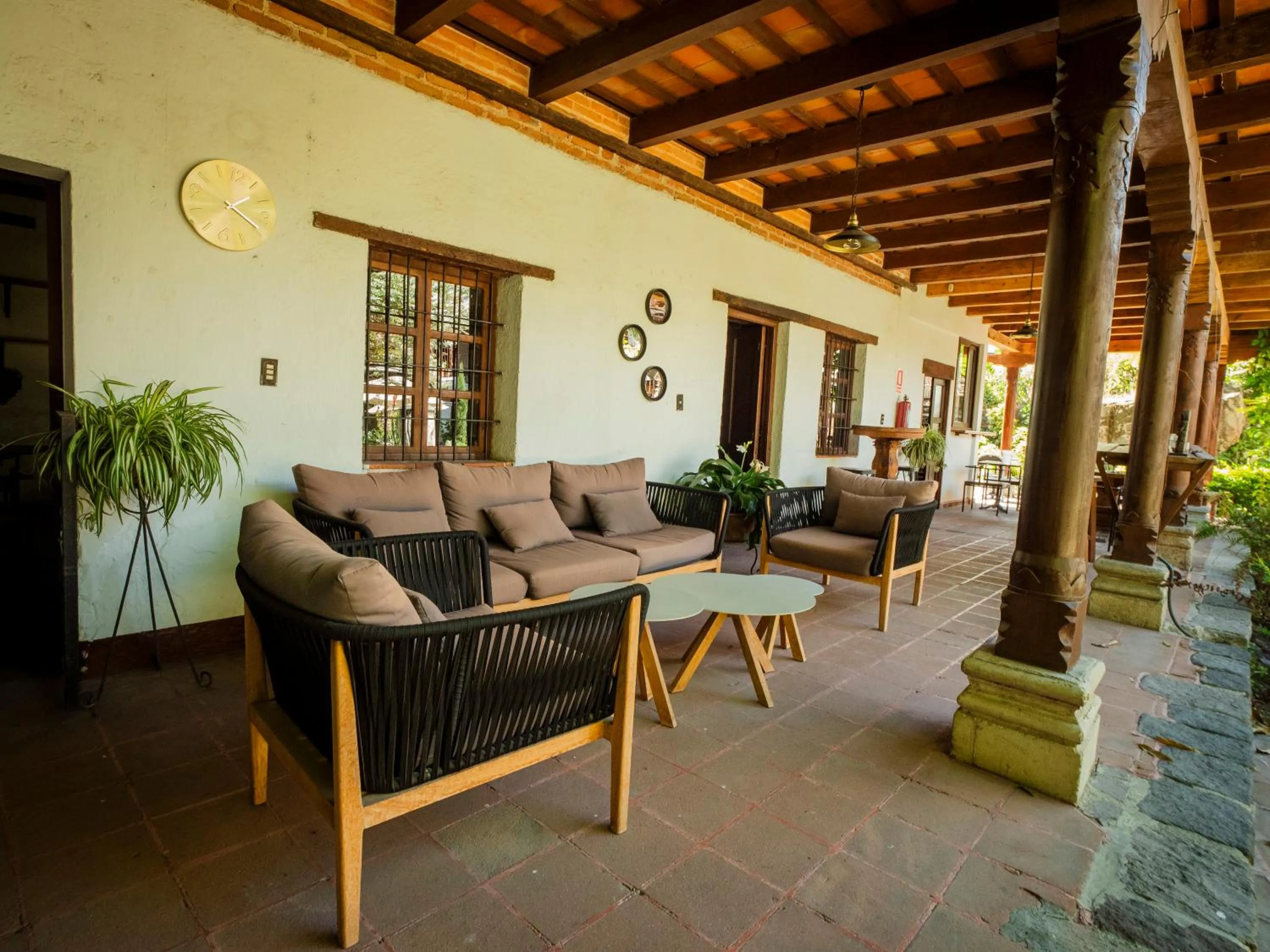 Seating area in Hotel Cacique Real