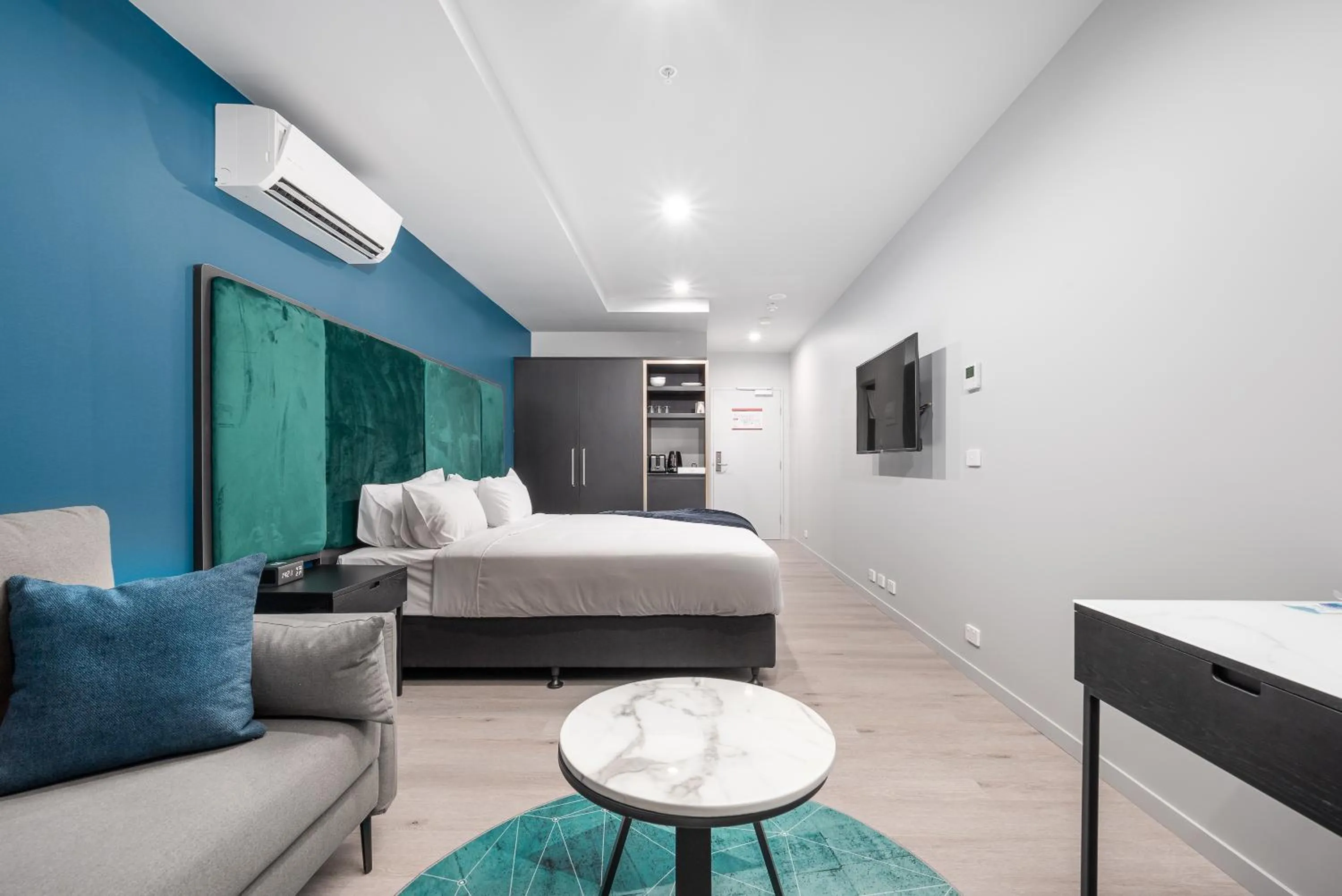 Photo of the whole room, Bed in Oros Hotel and Apartments