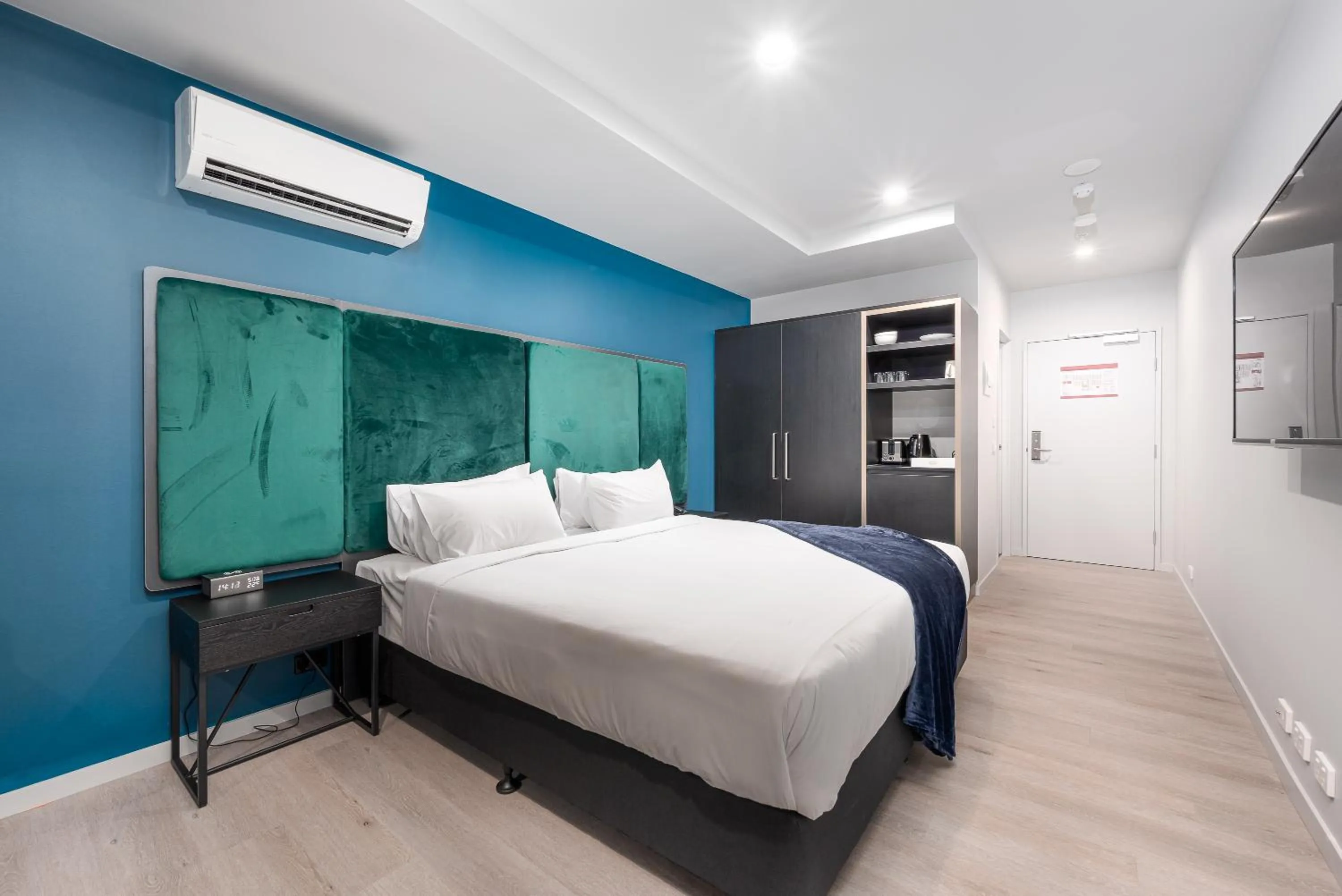 Photo of the whole room, Bed in Oros Hotel and Apartments