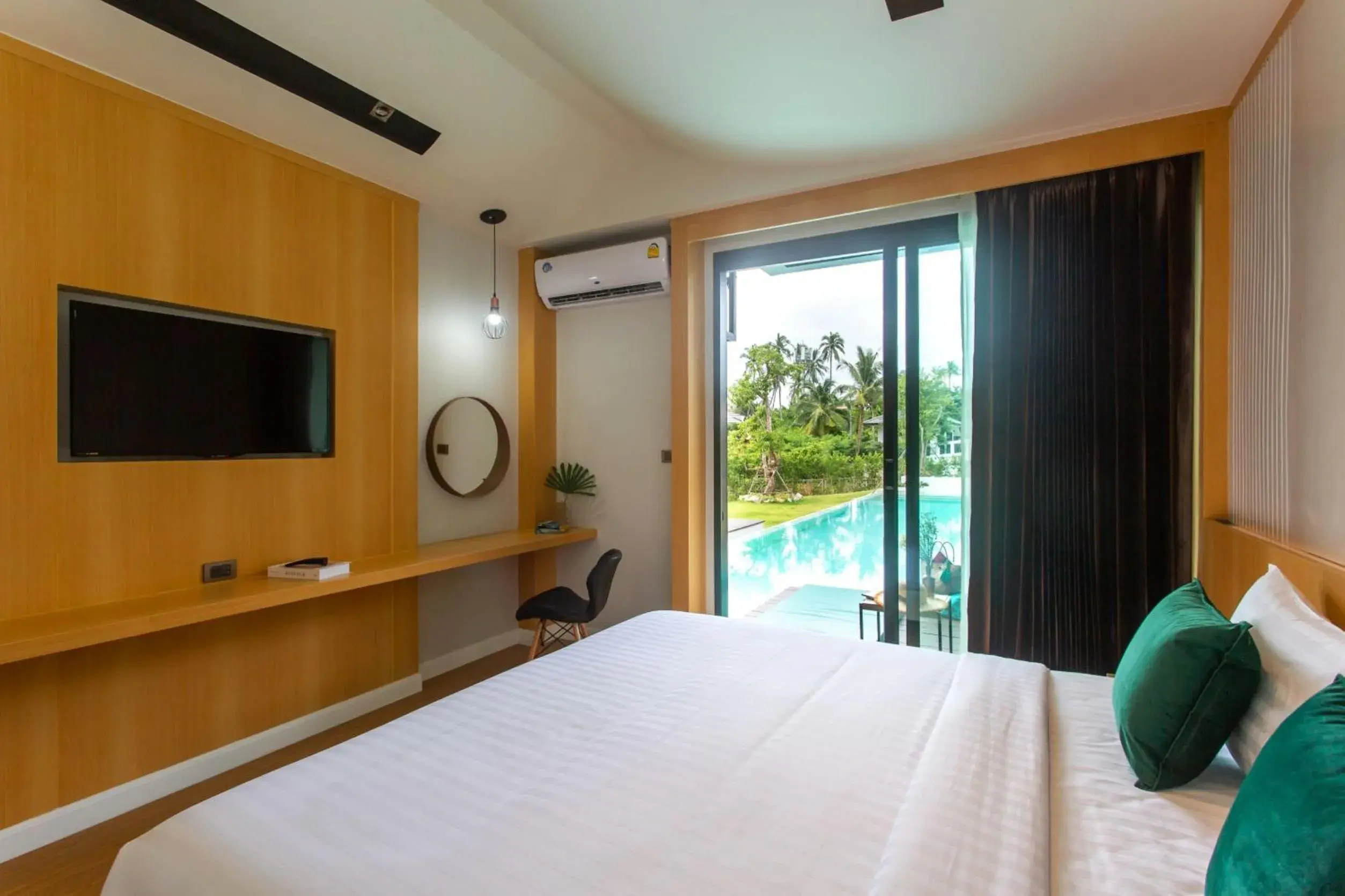 Superior Double Room with Pool Access in The Canale Samui Resort Superior Double Room with Pool Access in The Canale Samui Resort