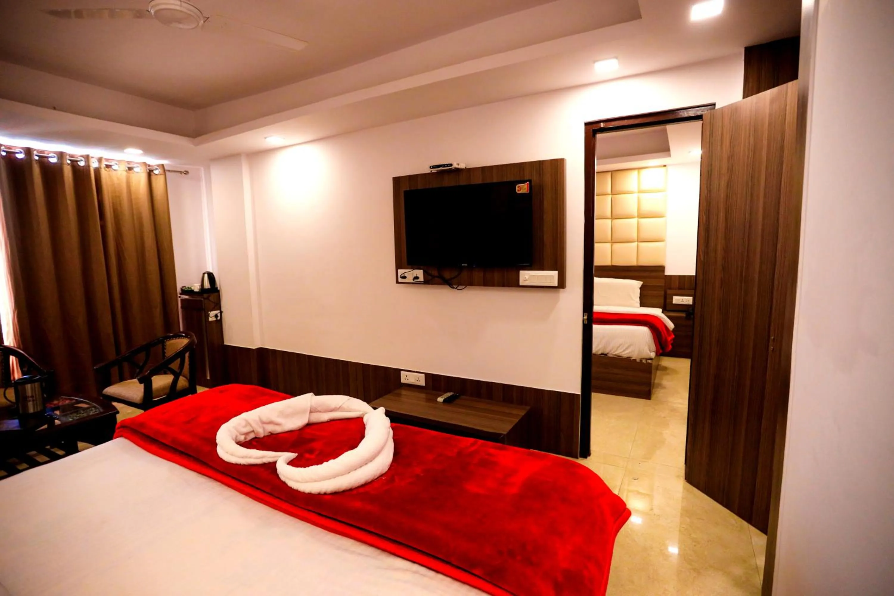 Photo of the whole room, Bed in Calux Hill Queen at Mall Road with Parking - Formerly Amara