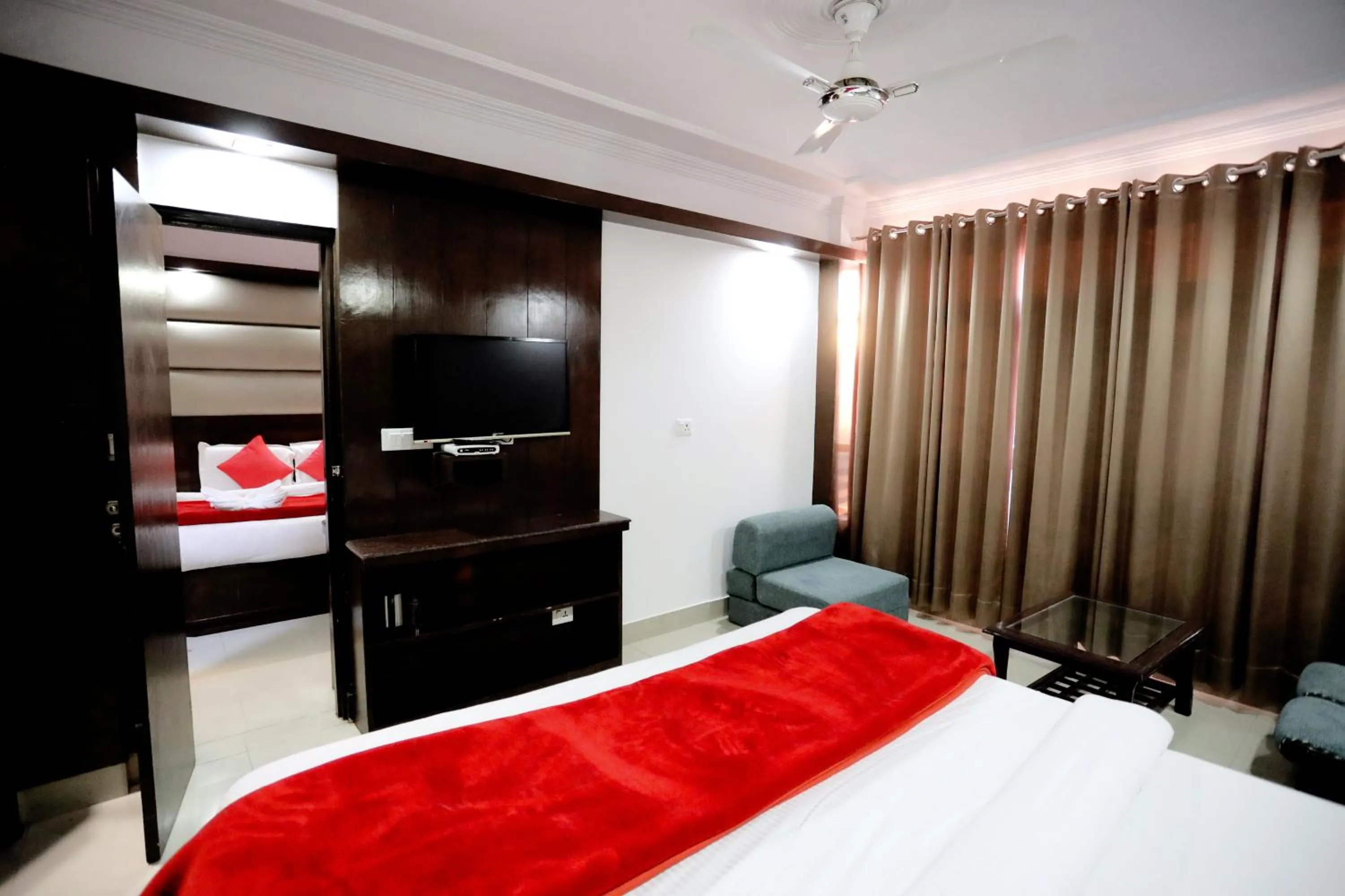 Photo of the whole room, Bed in Calux Hill Queen at Mall Road with Parking - Formerly Amara