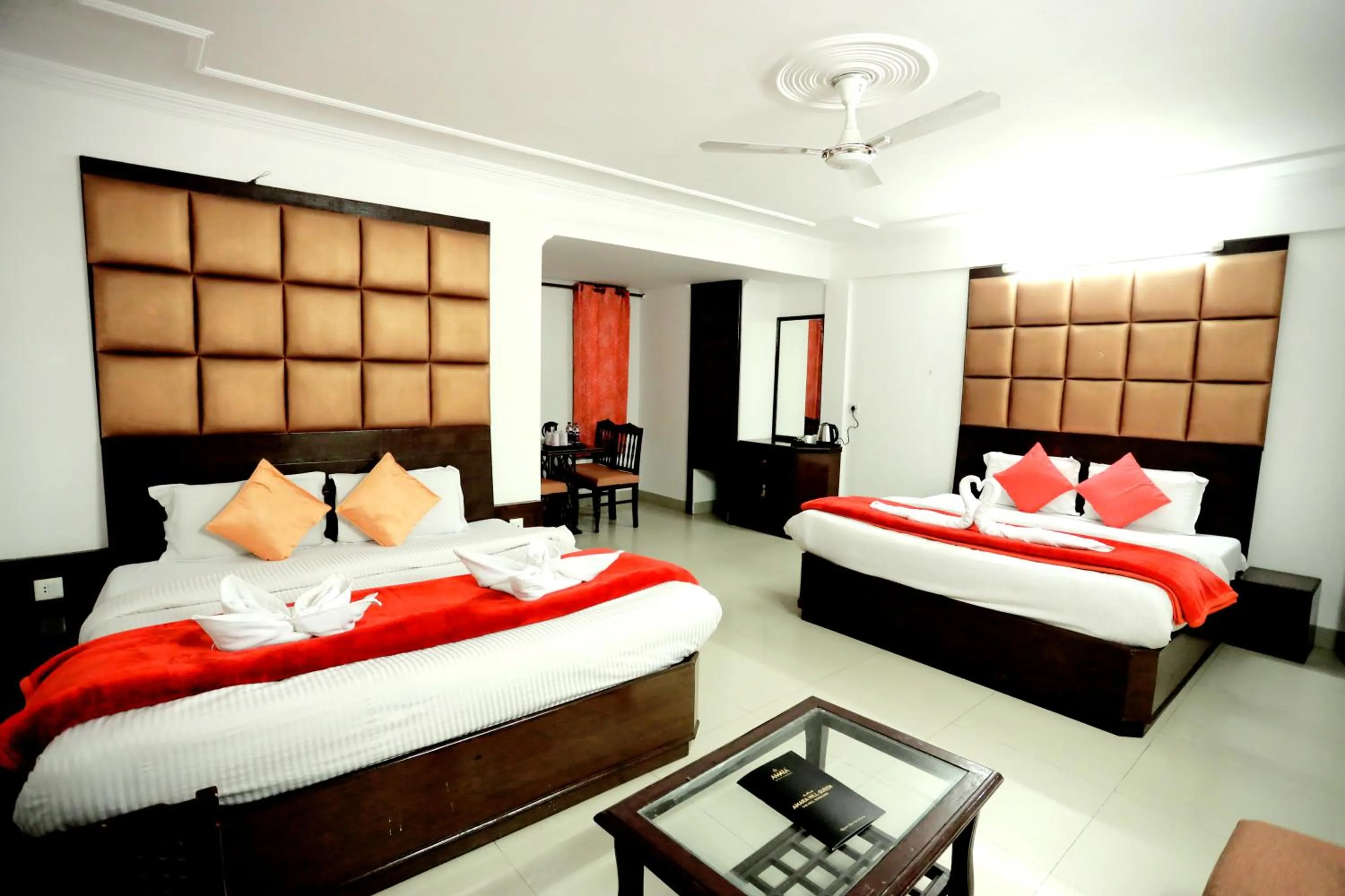 Photo of the whole room, Bed in Calux Hill Queen at Mall Road with Parking - Formerly Amara